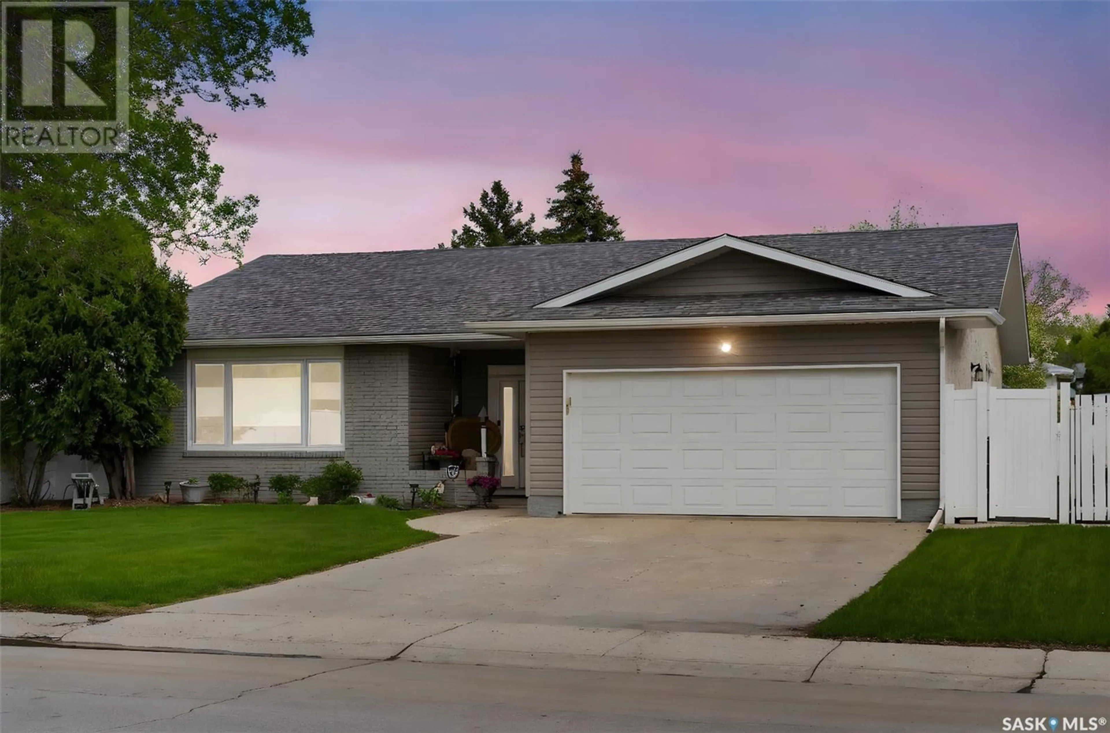 Home with vinyl exterior material, street for 27 WOOD CRESCENT, Regina Saskatchewan S4S6J6