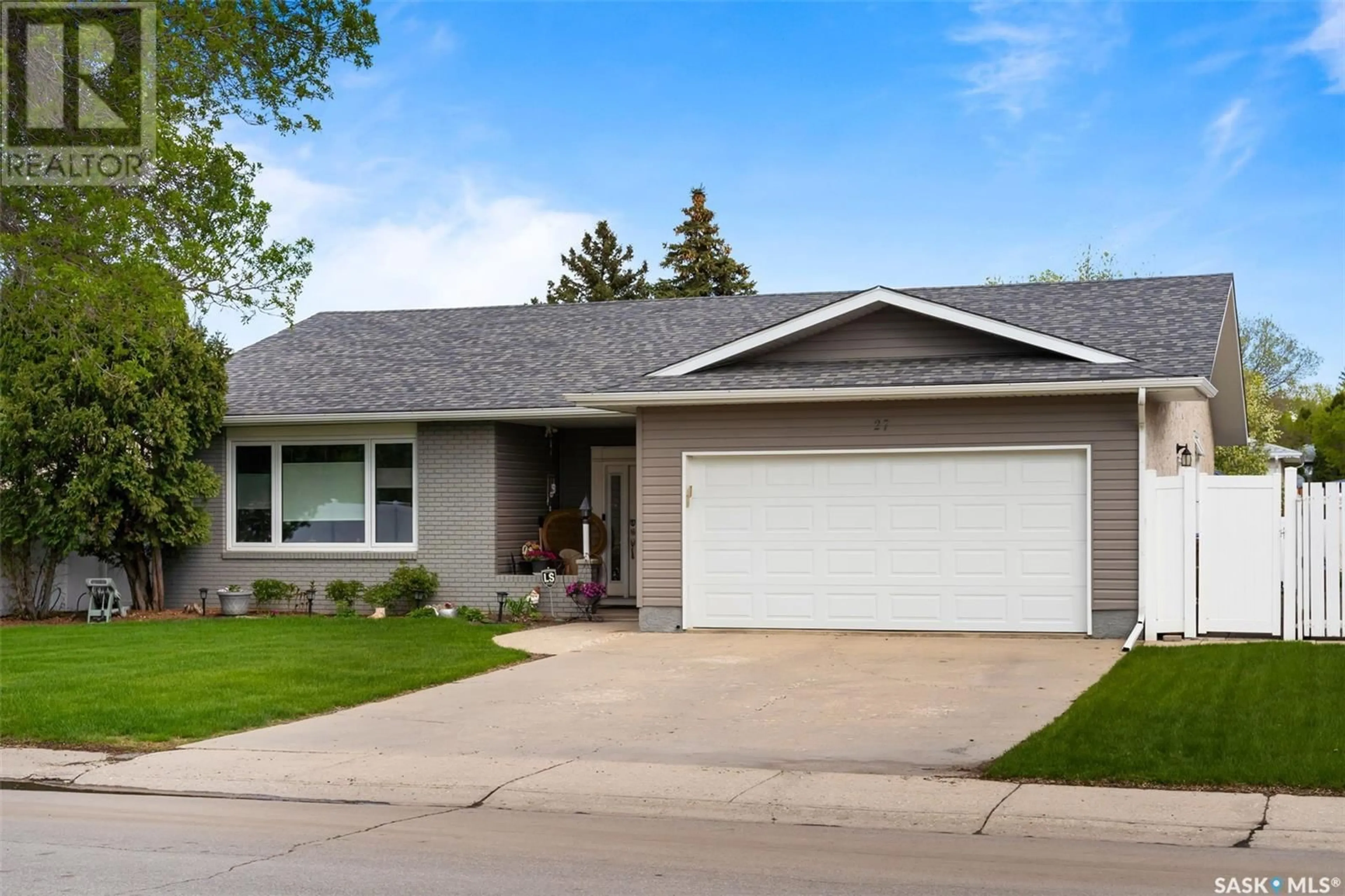 Home with vinyl exterior material, street for 27 WOOD CRESCENT, Regina Saskatchewan S4S6J6