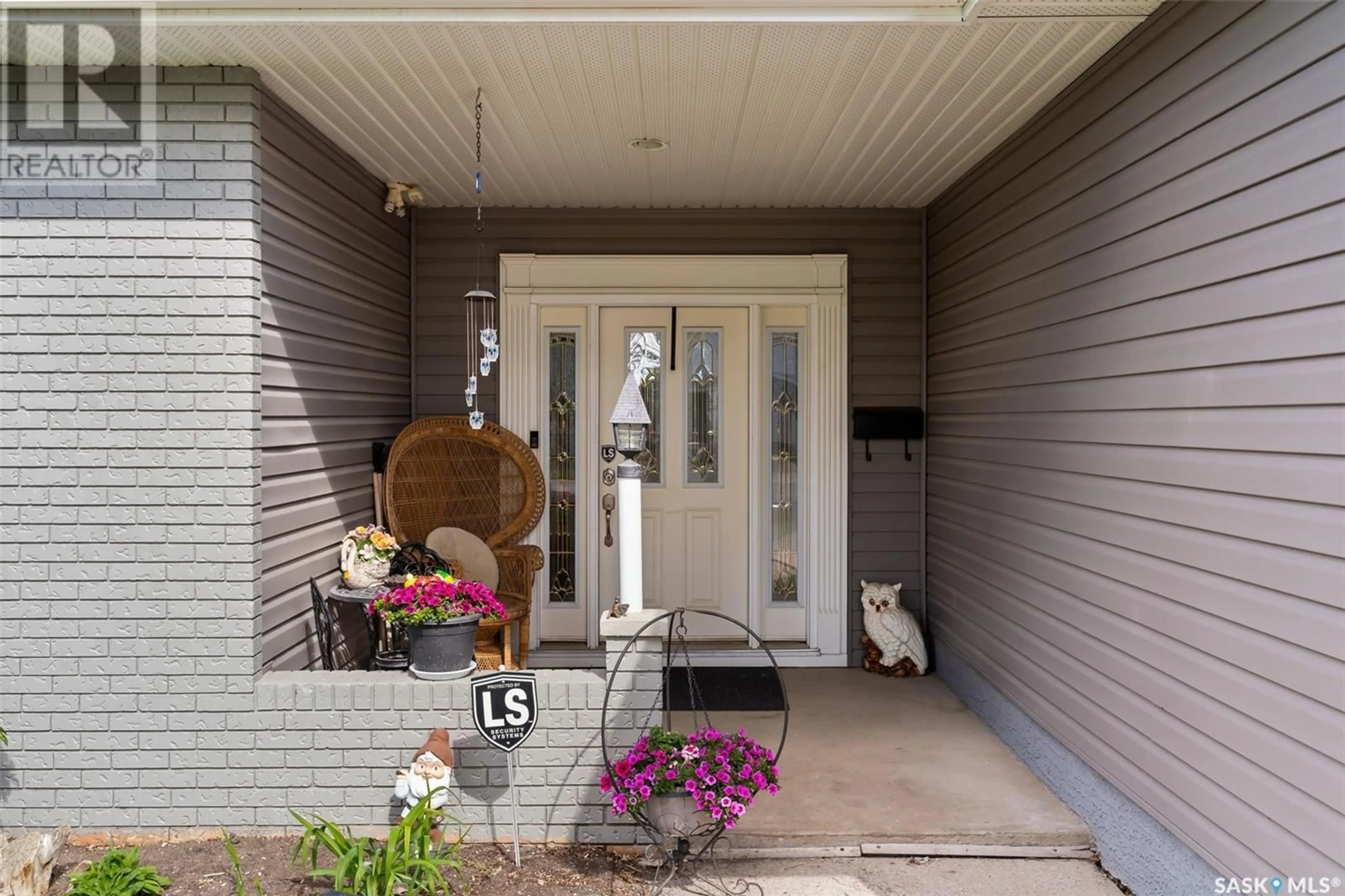 Indoor entryway for 27 WOOD CRESCENT, Regina Saskatchewan S4S6J6