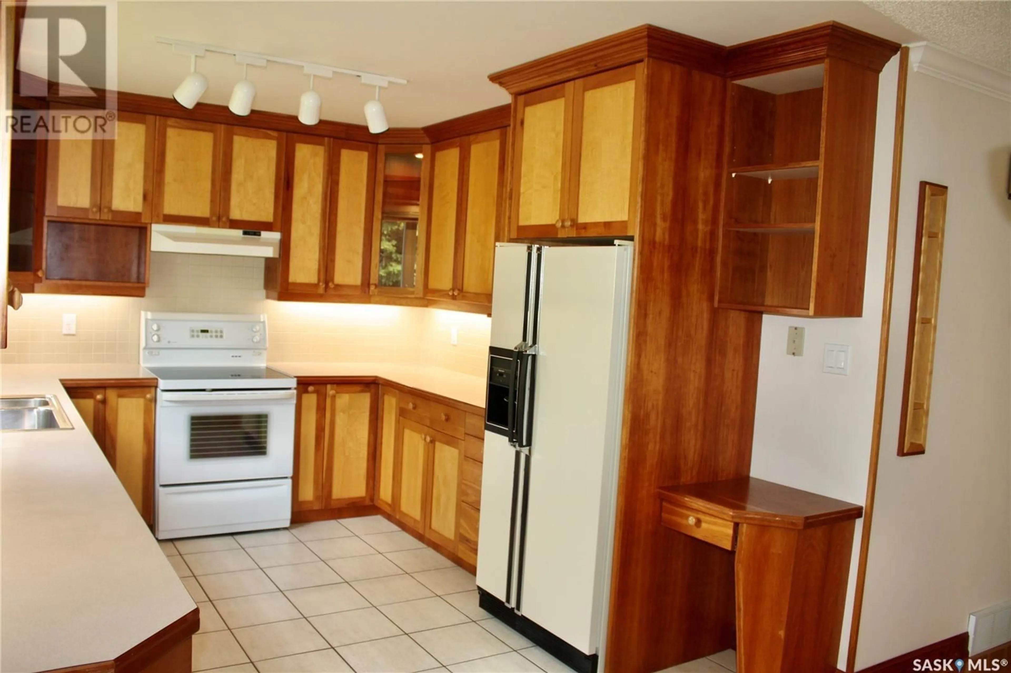 Standard kitchen, unknown for 30 ALBANY CRESCENT, Saskatoon Saskatchewan S7K1J3