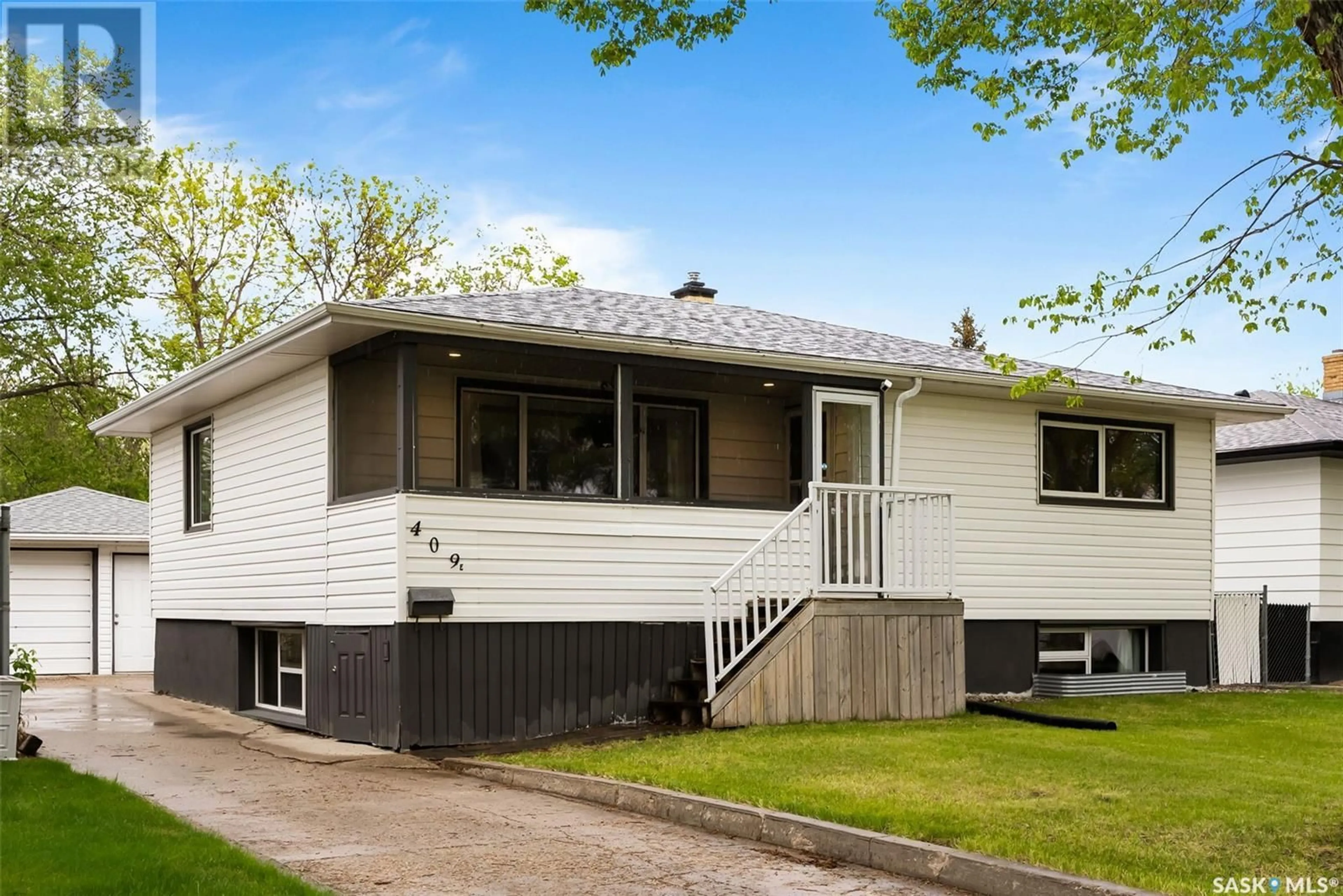 Home with vinyl exterior material, street for 409 BROADWAY AVENUE, Regina Saskatchewan S4N0Z8