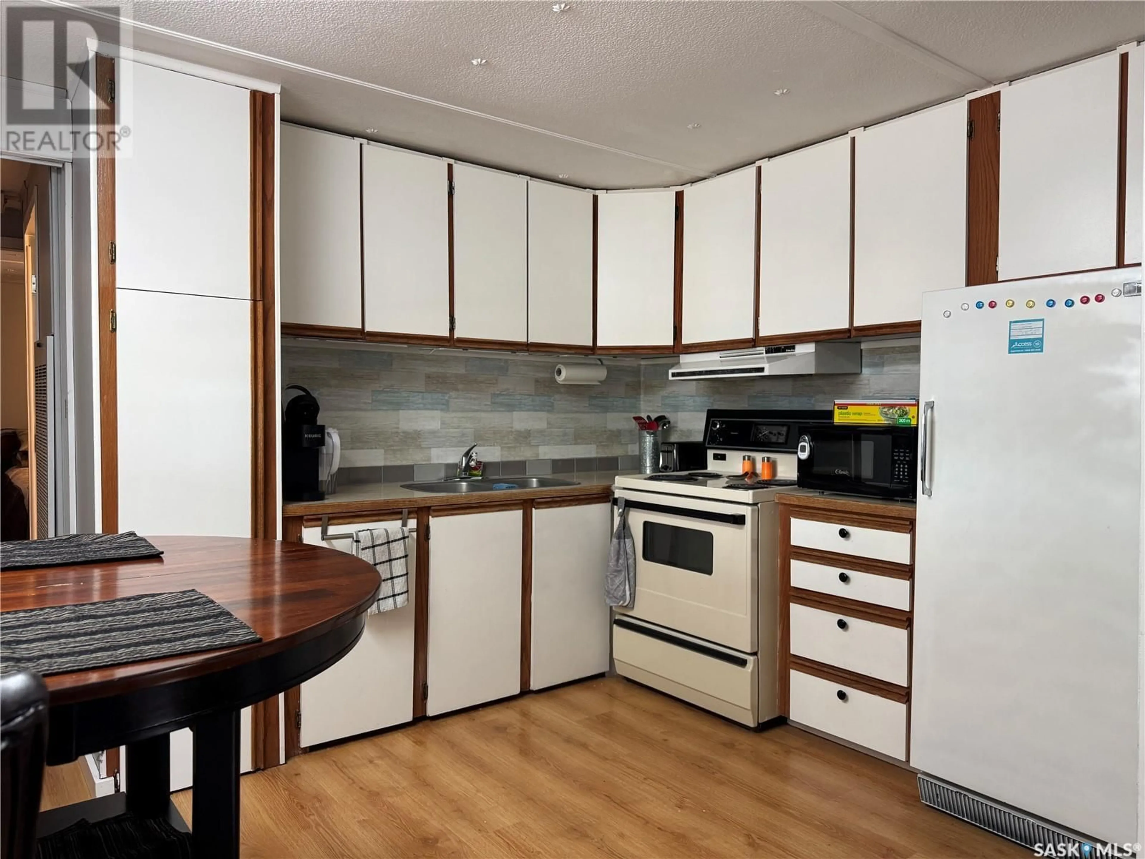 Standard kitchen, wood/laminate floor for 314 TESKY CRESCENT, Wynyard Saskatchewan S0A4T0
