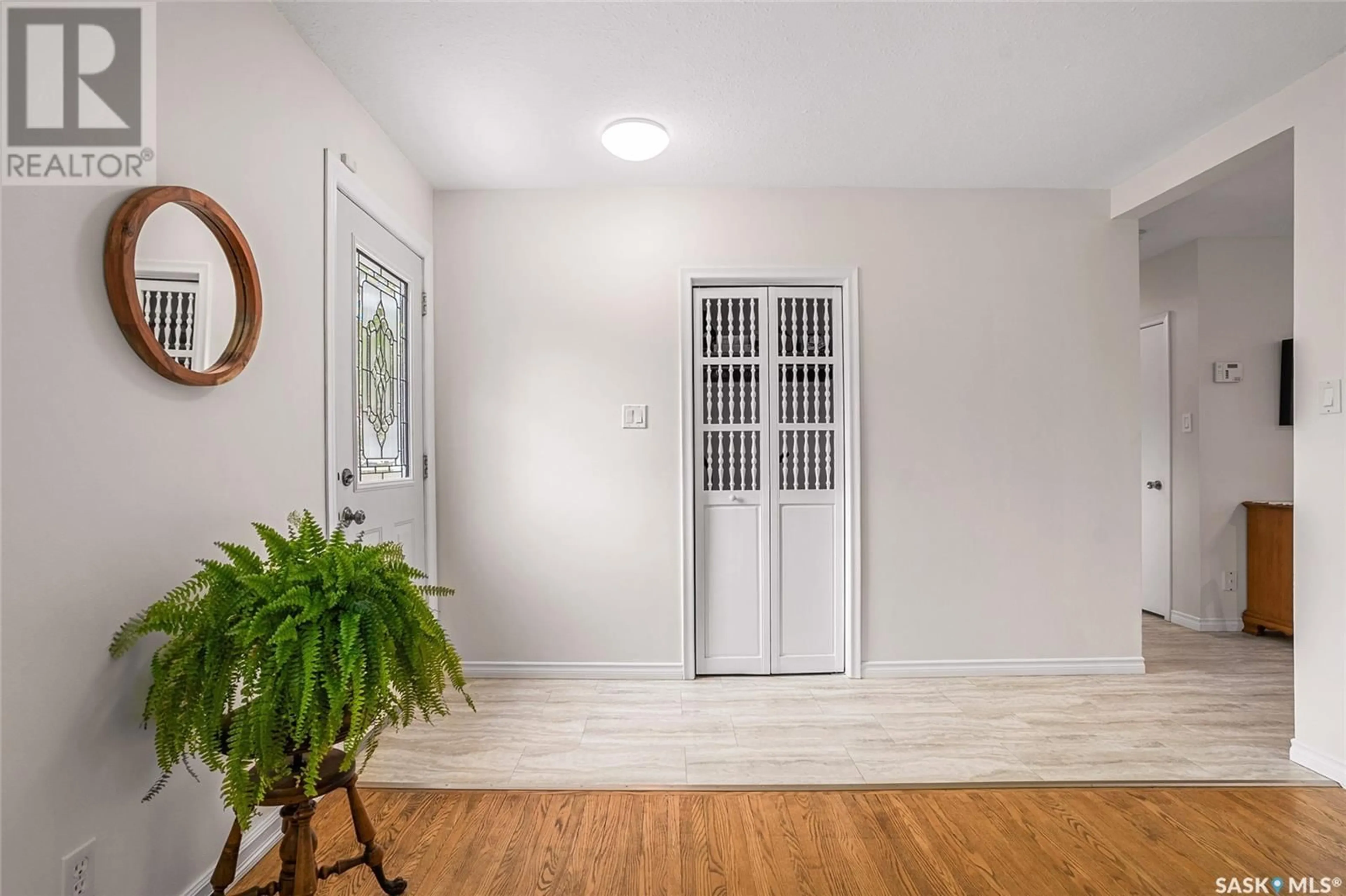 Indoor entryway for 1620 9TH AVENUE, Saskatoon Saskatchewan S7K3A1