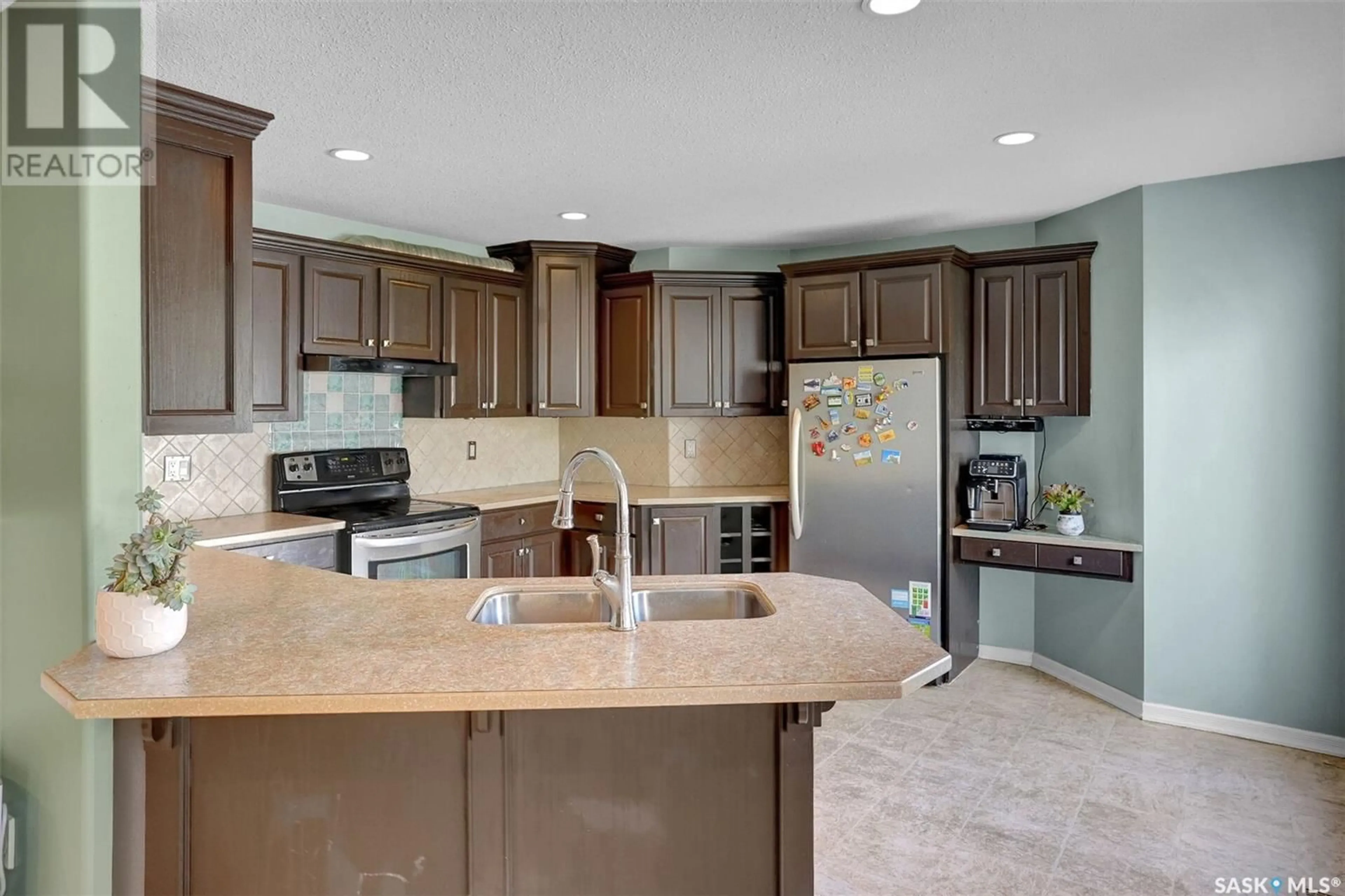 Open concept kitchen, ceramic/tile floor for 3364 DEITER BAY, Regina Saskatchewan S4V2V9