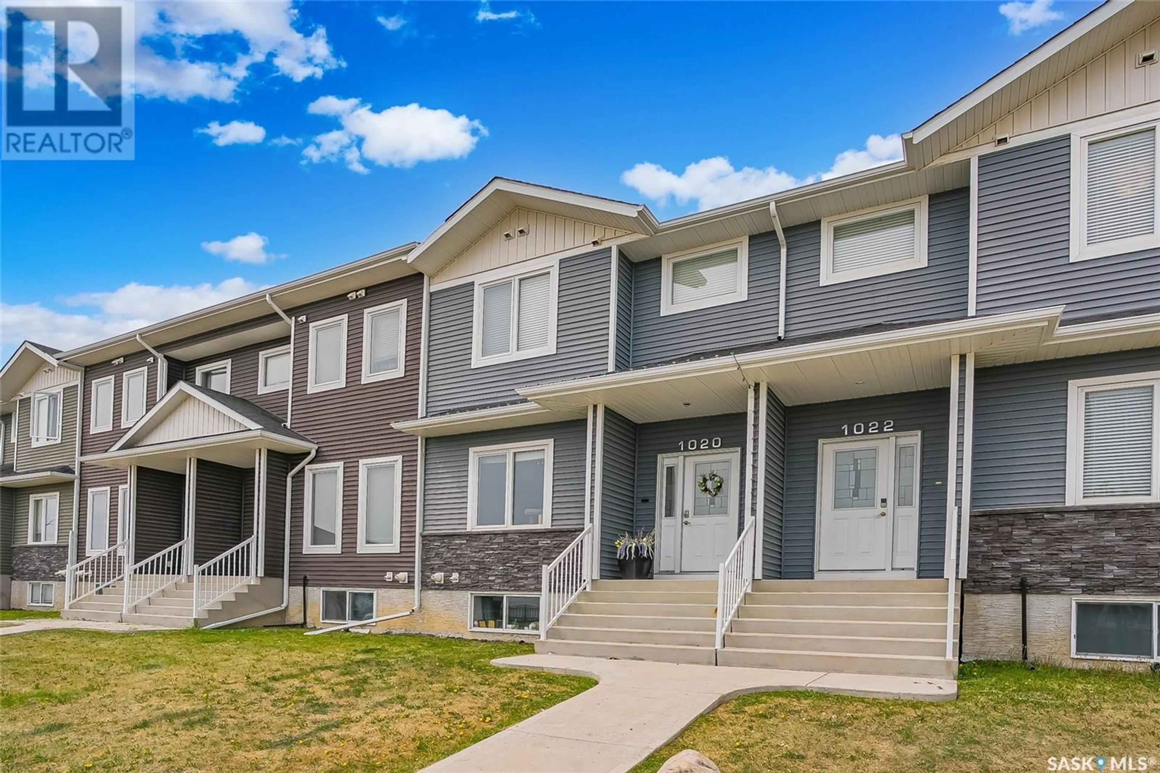Home with vinyl exterior material, street for 1020 EVERGREEN BOULEVARD, Saskatoon Saskatchewan S7W0V9