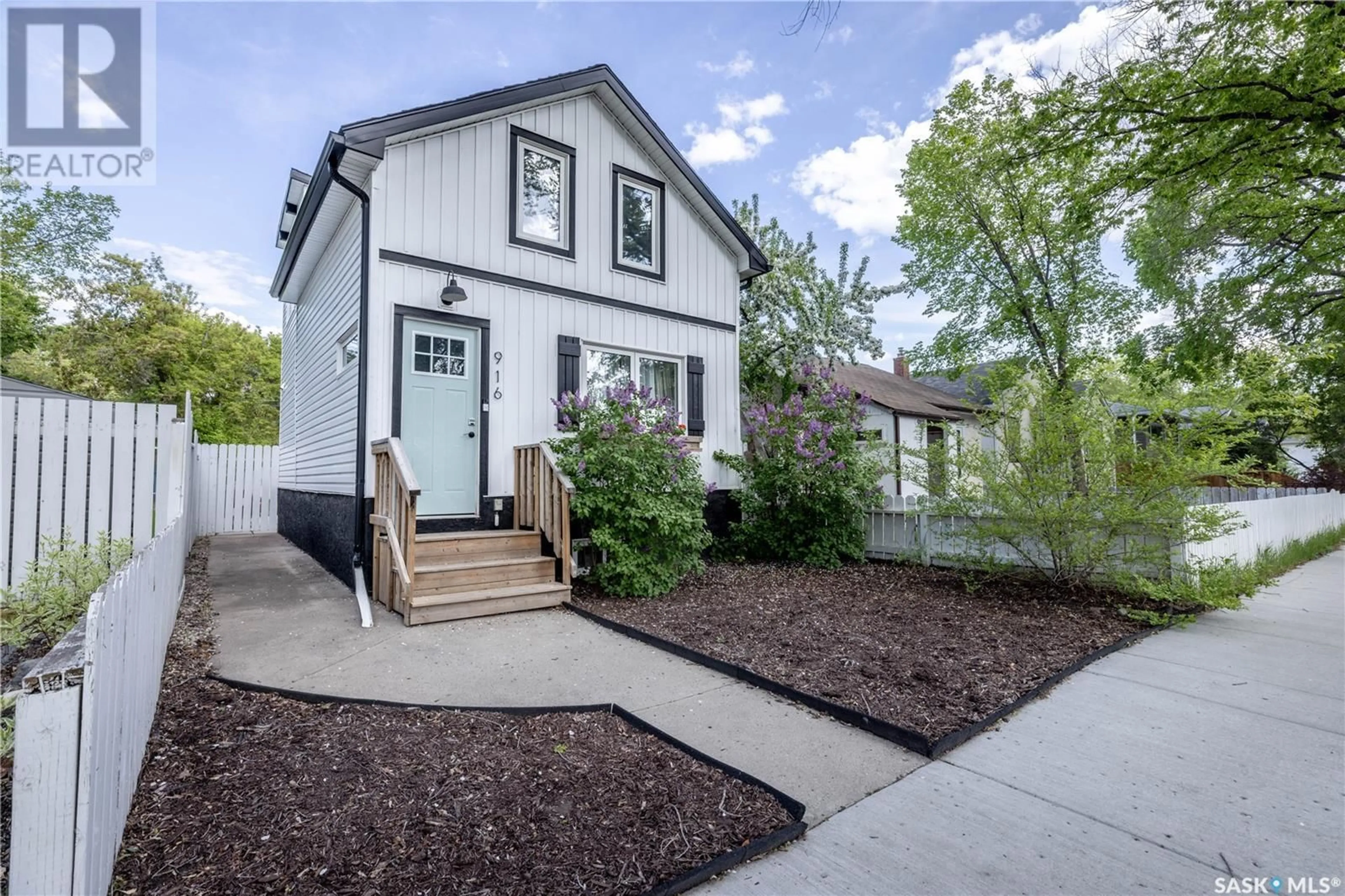 Home with vinyl exterior material, street for 916 K AVENUE, Saskatoon Saskatchewan S7M2G1