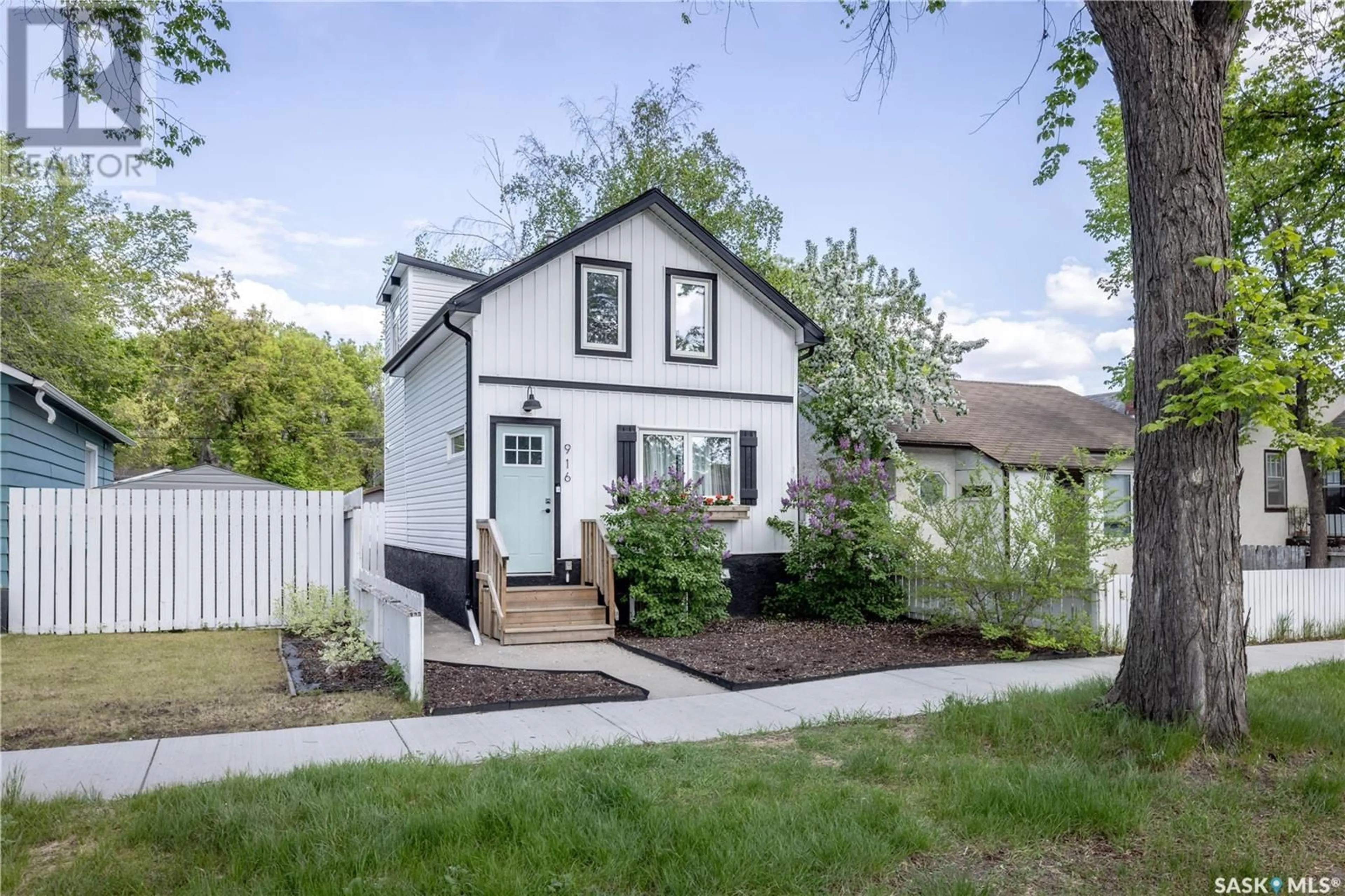 Home with vinyl exterior material, street for 916 K AVENUE, Saskatoon Saskatchewan S7M2G1