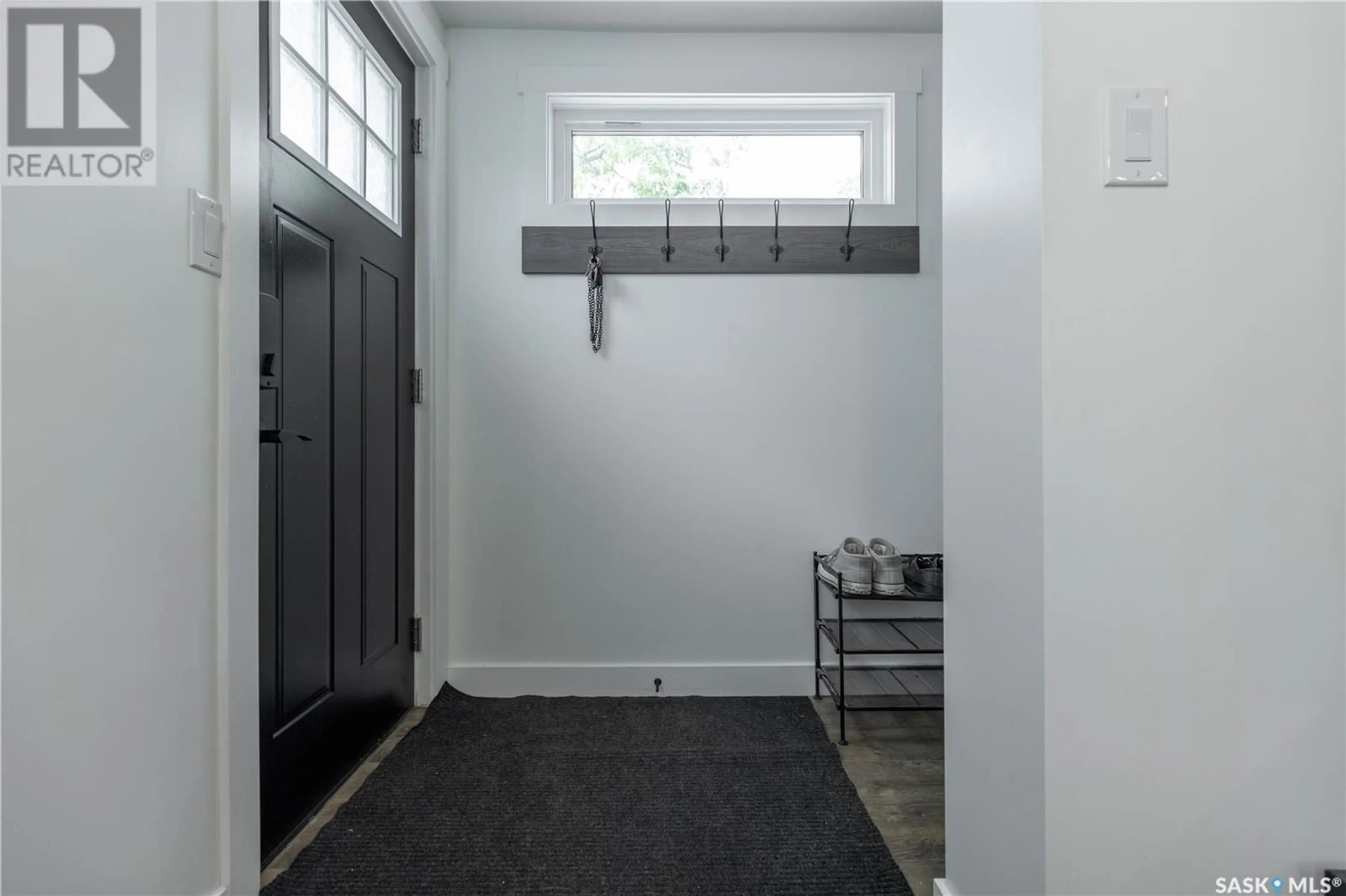 Indoor entryway for 916 K AVENUE, Saskatoon Saskatchewan S7M2G1