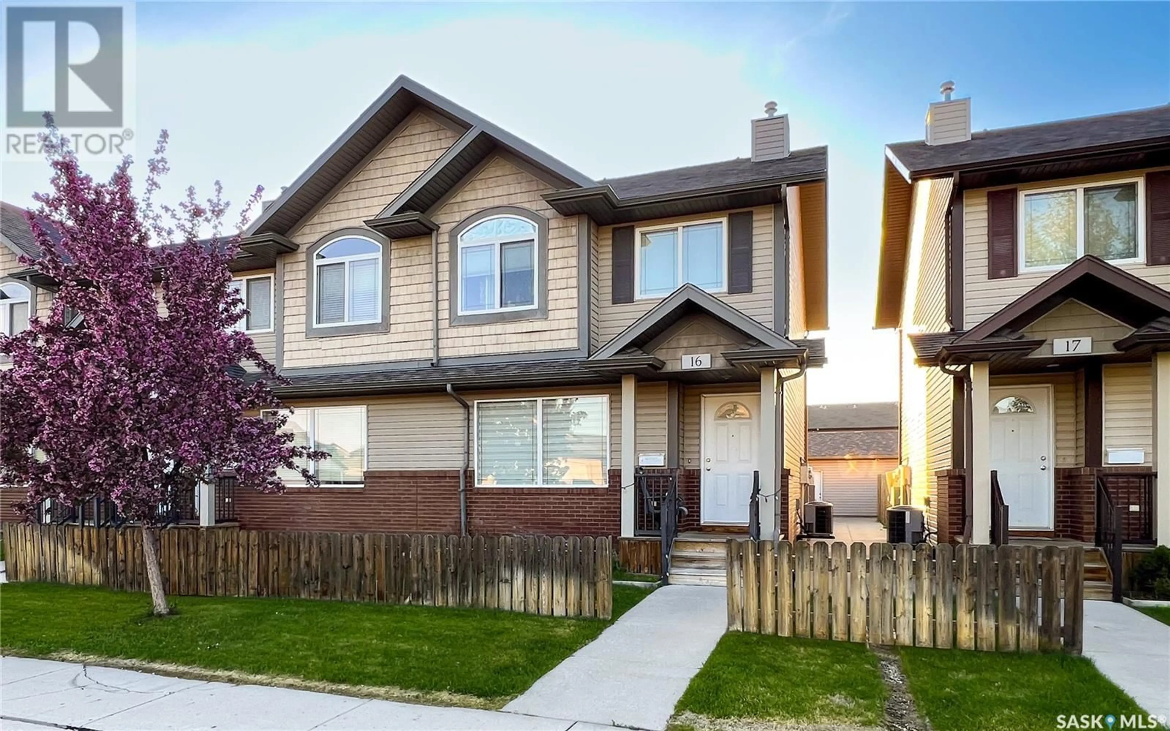 Home with vinyl exterior material, street for 622 - 16 LAMARSH ROAD, Saskatoon Saskatchewan S7W1B5