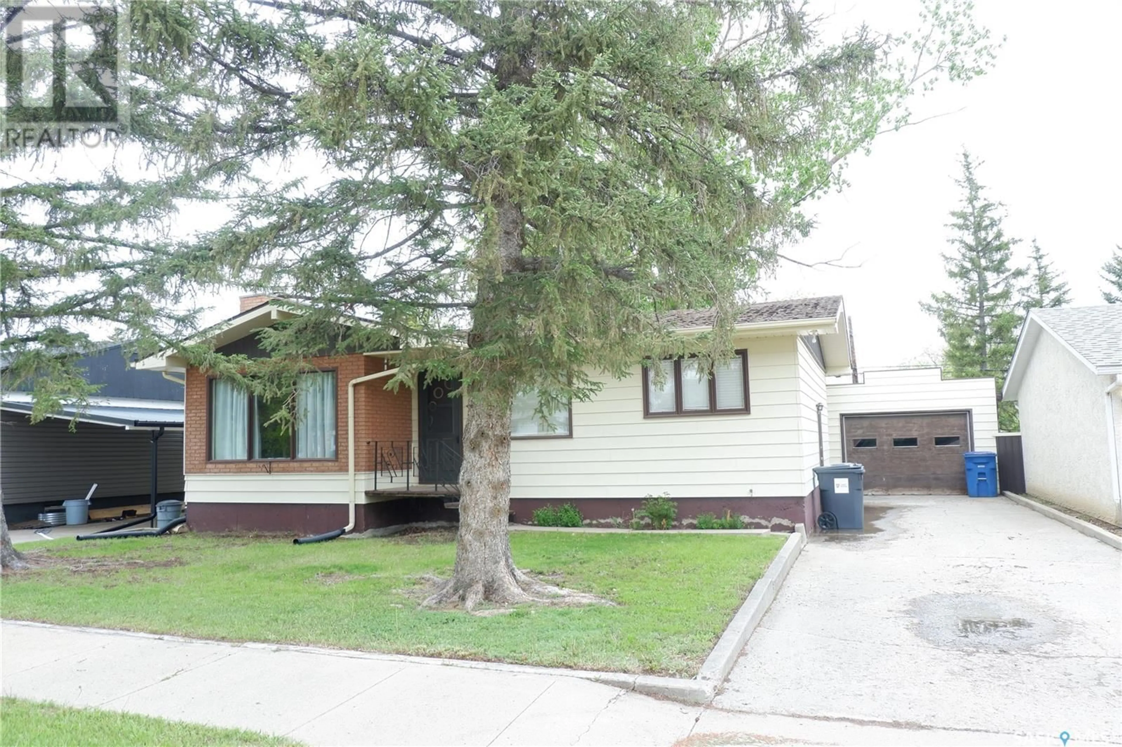 Home with vinyl exterior material, street for 249 5TH AVENUE, Gravelbourg Saskatchewan S0H1X0