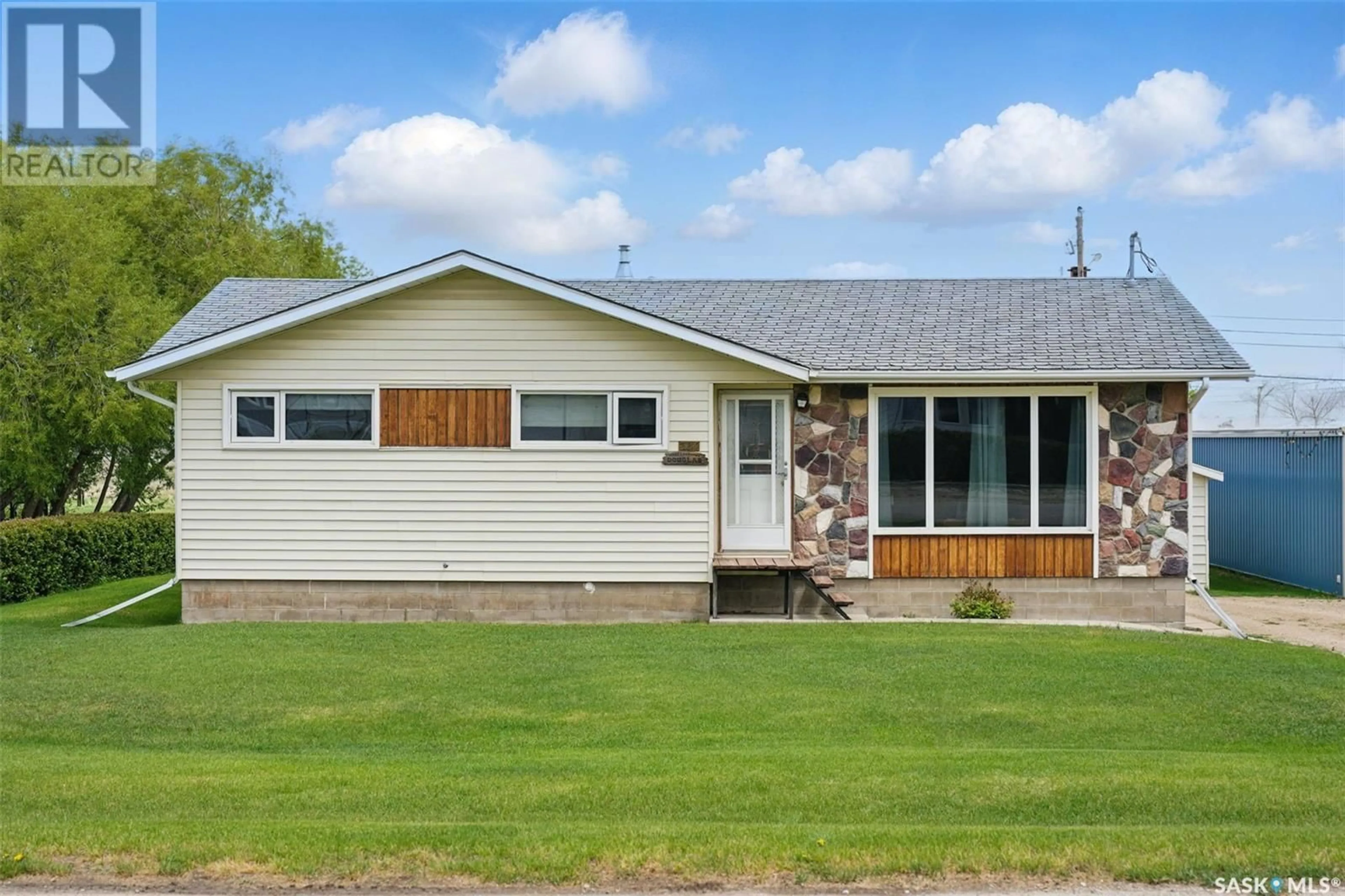 Home with vinyl exterior material, street for 507 3RD AVENUE, Young Saskatchewan S0K4Y0