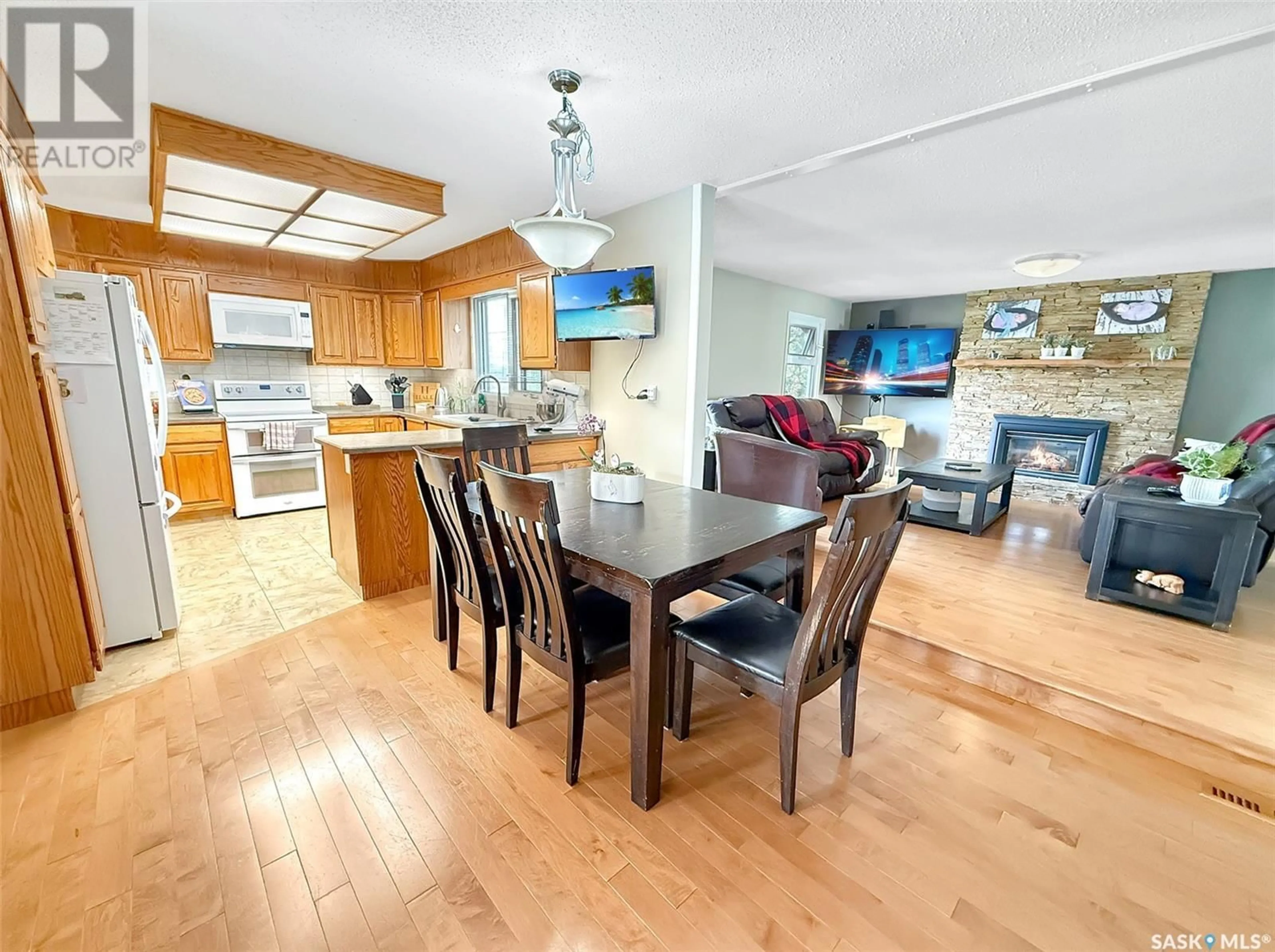 Open concept kitchen, wood/laminate floor for 280 BATTLEFORD TRAIL, Swift Current Saskatchewan S9H4J5