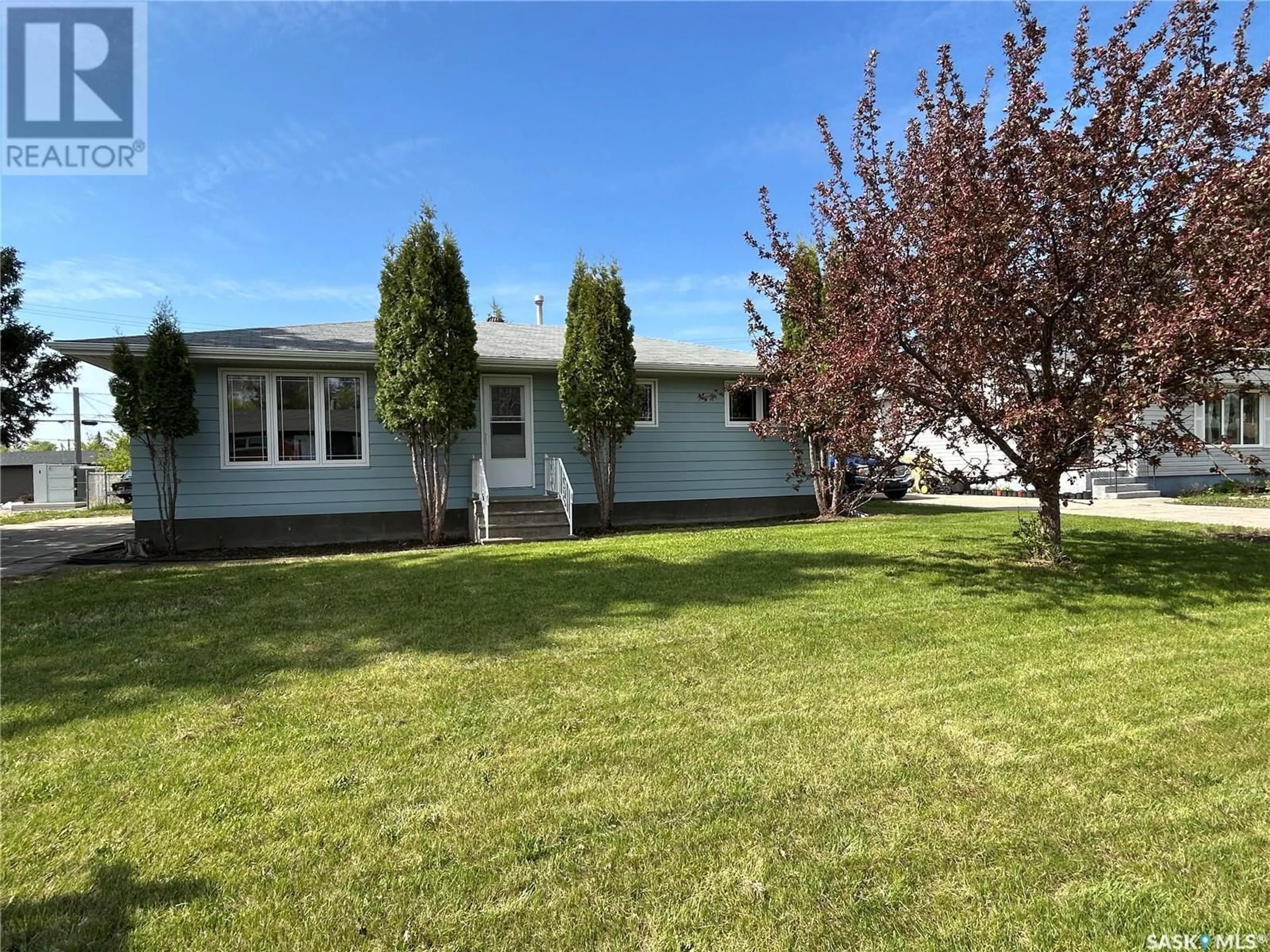 Home with vinyl exterior material, street for 411 9TH AVENUE, Melville Saskatchewan S0A2P0
