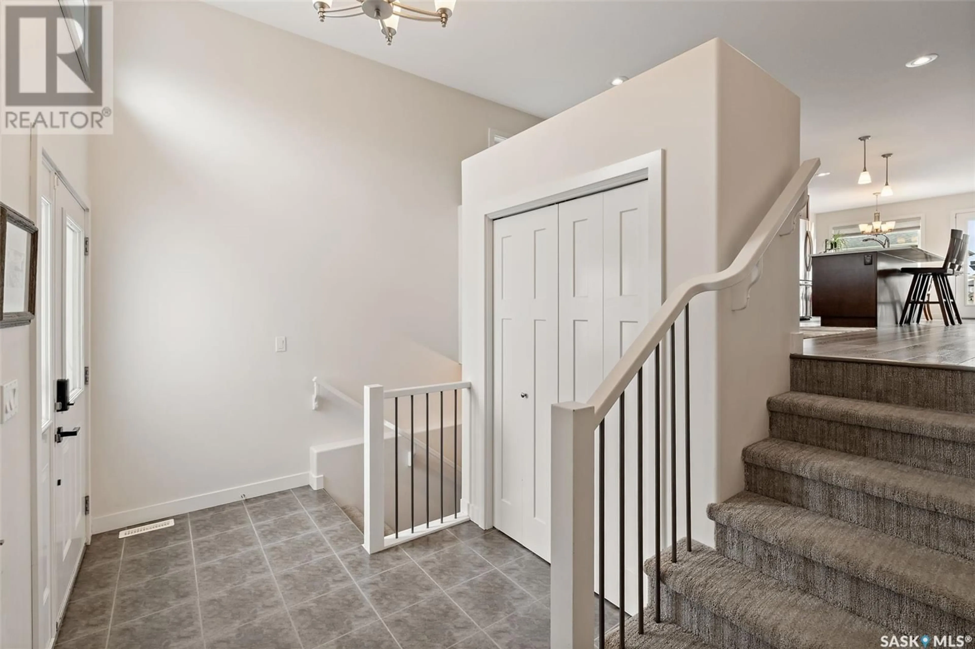 Indoor entryway for 359 KOLYNCHUK MANOR, Saskatoon Saskatchewan S7T0W4