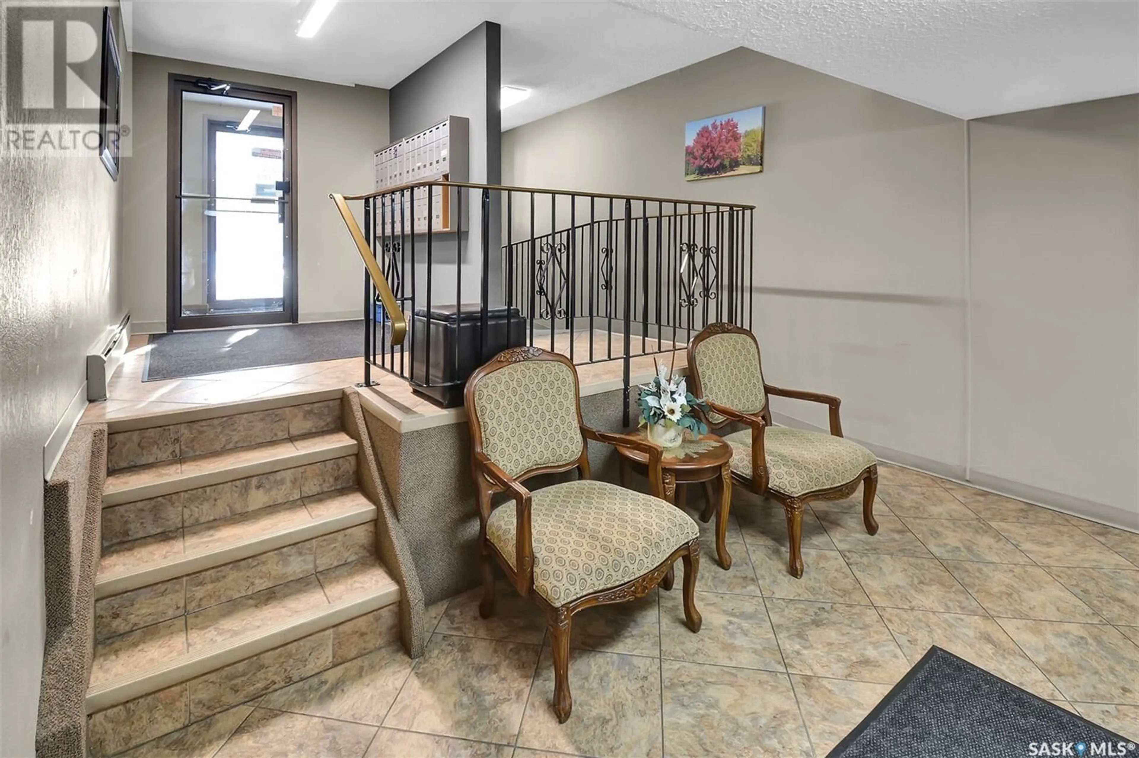 Indoor foyer for 101 - 3120 LOUISE STREET, Saskatoon Saskatchewan S7J3L8