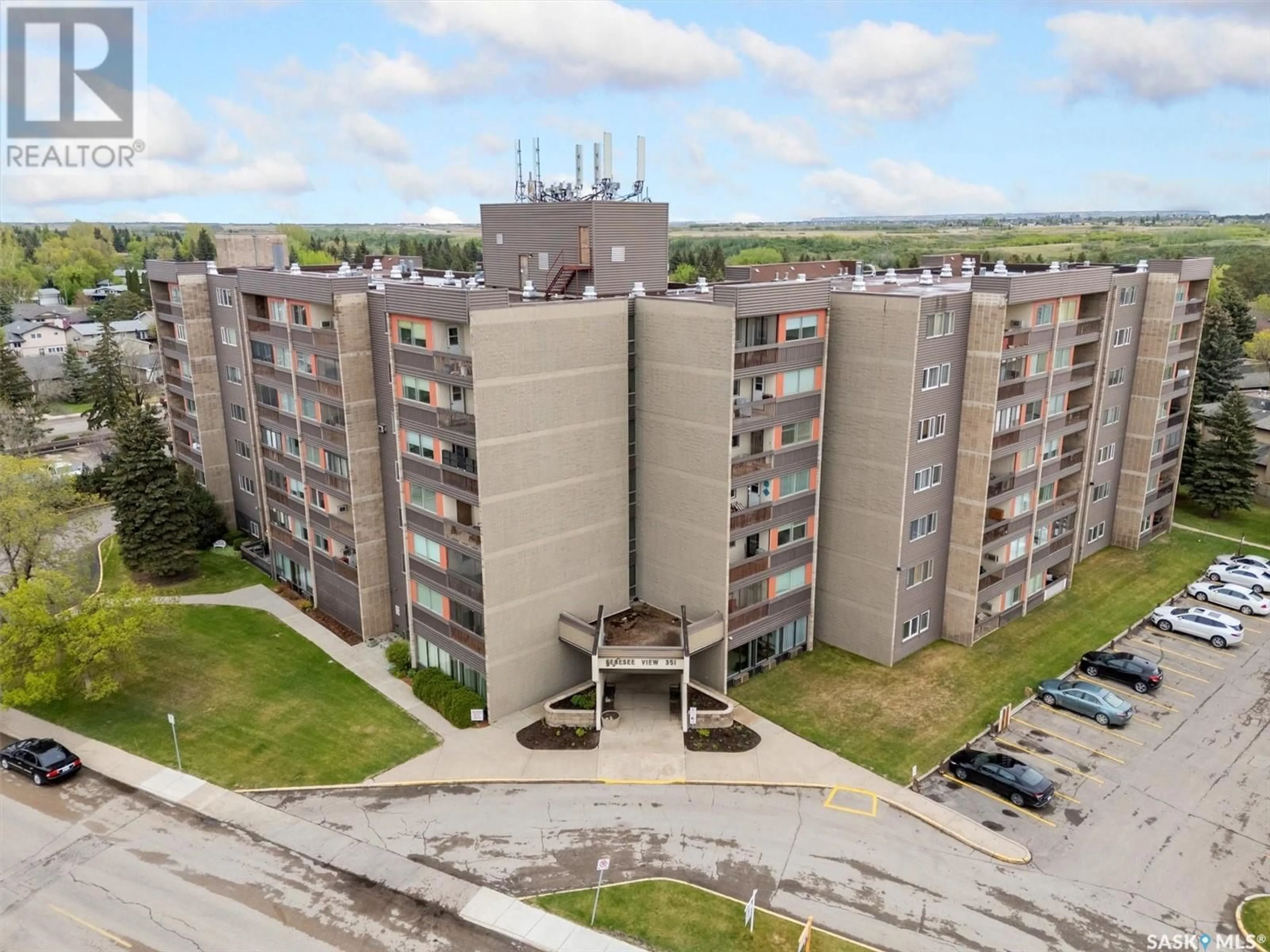 A pic from outside/outdoor area/front of a property/back of a property/a pic from drone, building for 107 - 351 SAGUENAY DRIVE, Saskatoon Saskatchewan S7K5T4