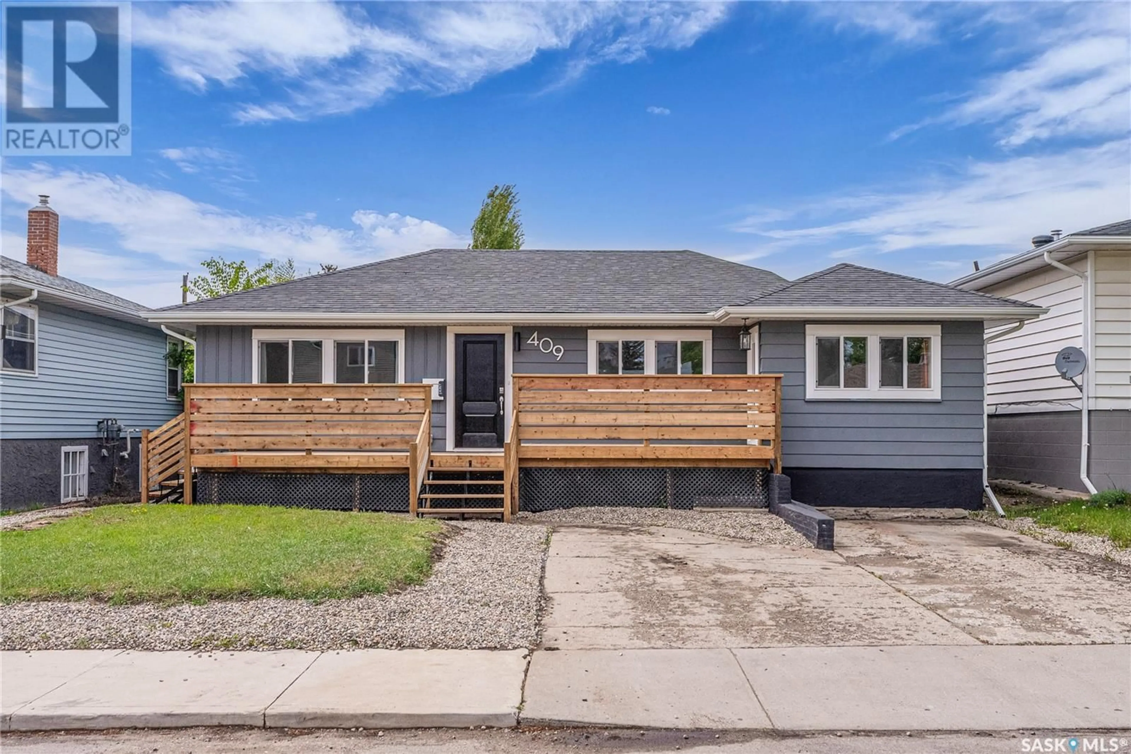 Home with vinyl exterior material, street for 409 Q AVENUE, Saskatoon Saskatchewan S7L2X9