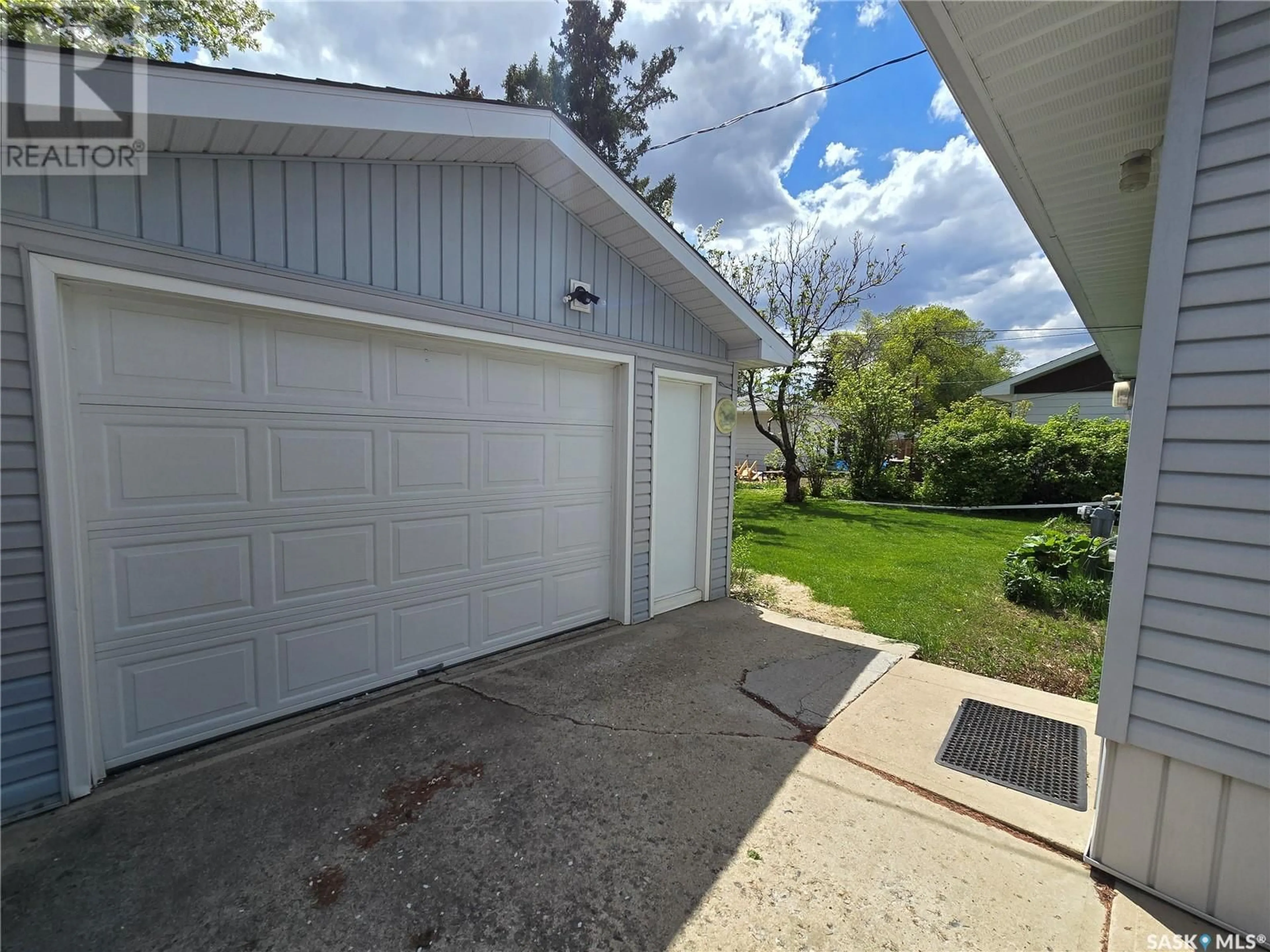 Indoor garage for 222 DOUGLAS ROAD, Weyburn Saskatchewan S4H0N4