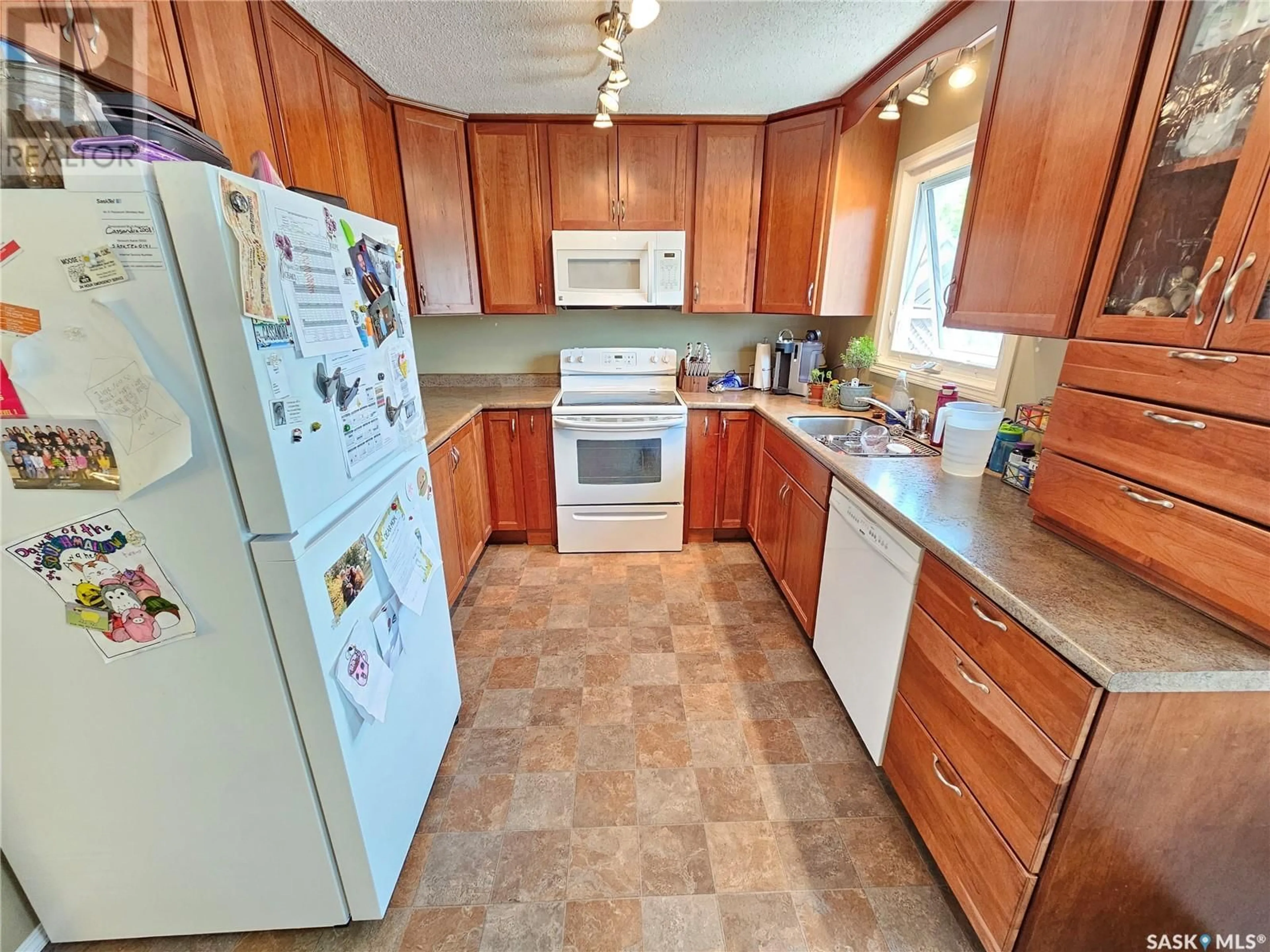 Standard kitchen, ceramic/tile floor for 1331 COTEAU STREET, Moose Jaw Saskatchewan S6H5G9