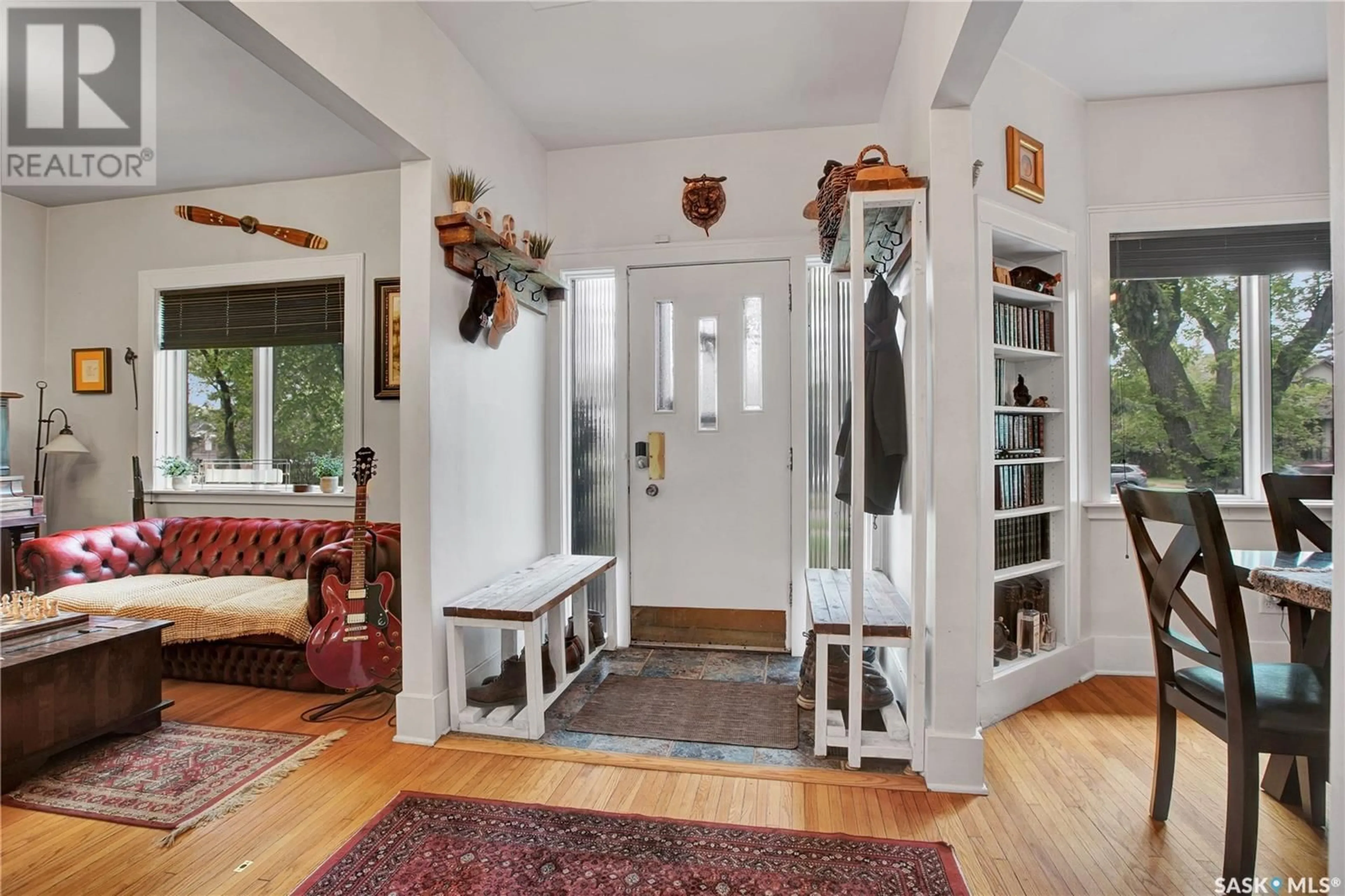 Indoor entryway for 710 UNIVERSITY DRIVE, Saskatoon Saskatchewan S7N0J4