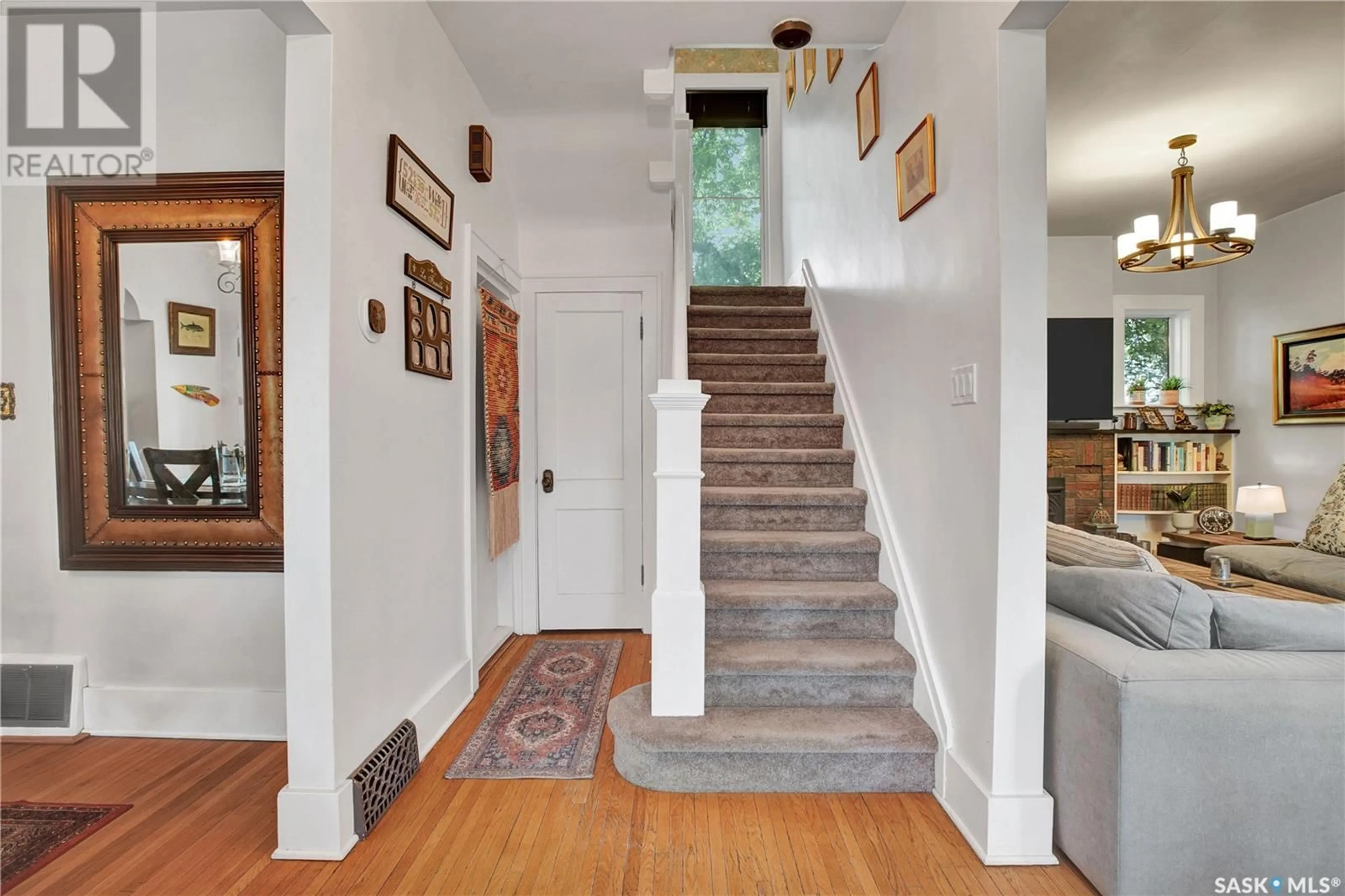 Indoor foyer for 710 UNIVERSITY DRIVE, Saskatoon Saskatchewan S7N0J4