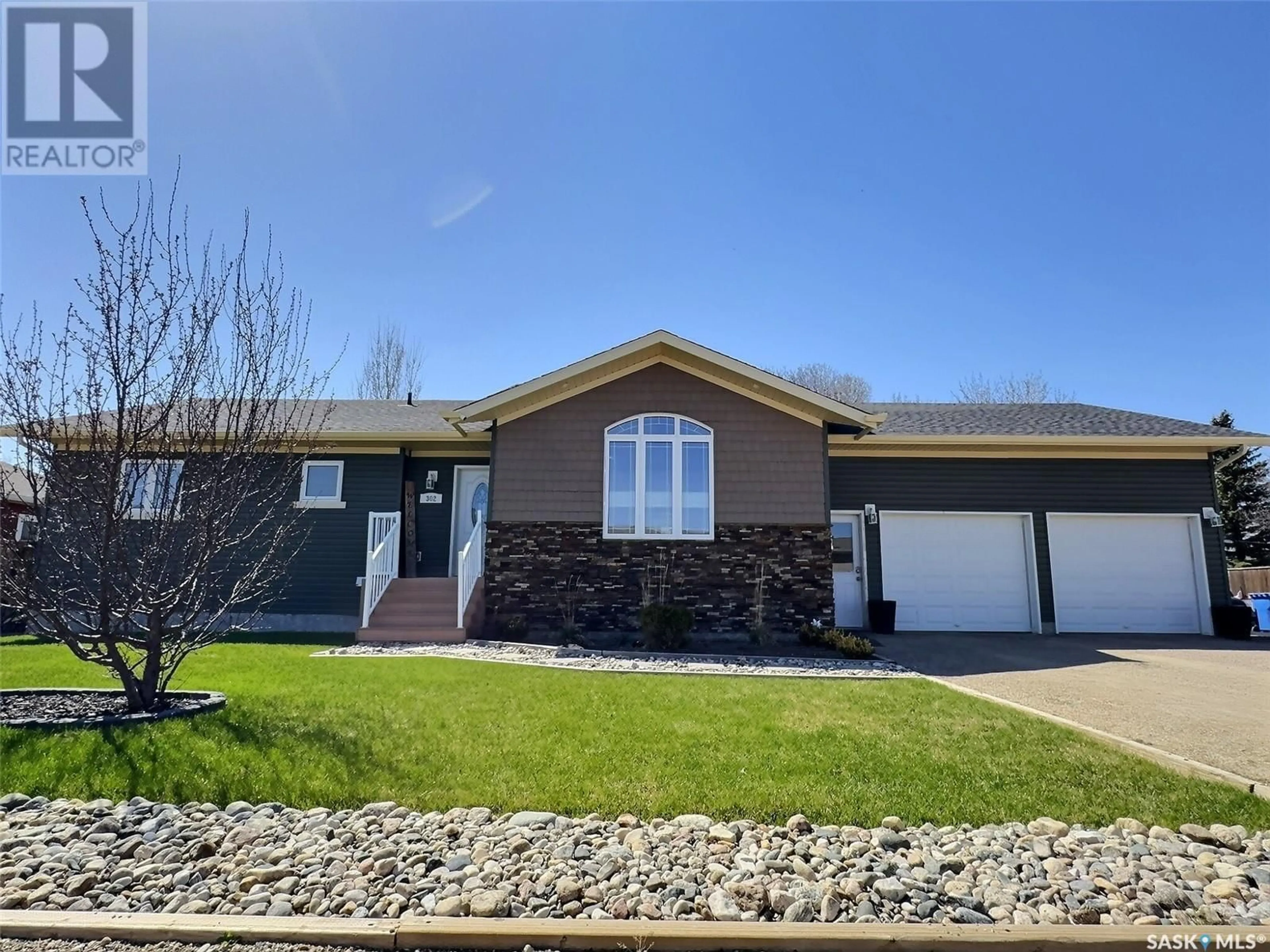 Home with vinyl exterior material, street for 302 ARCHIBALD STREET, Midale Saskatchewan S0C1S0