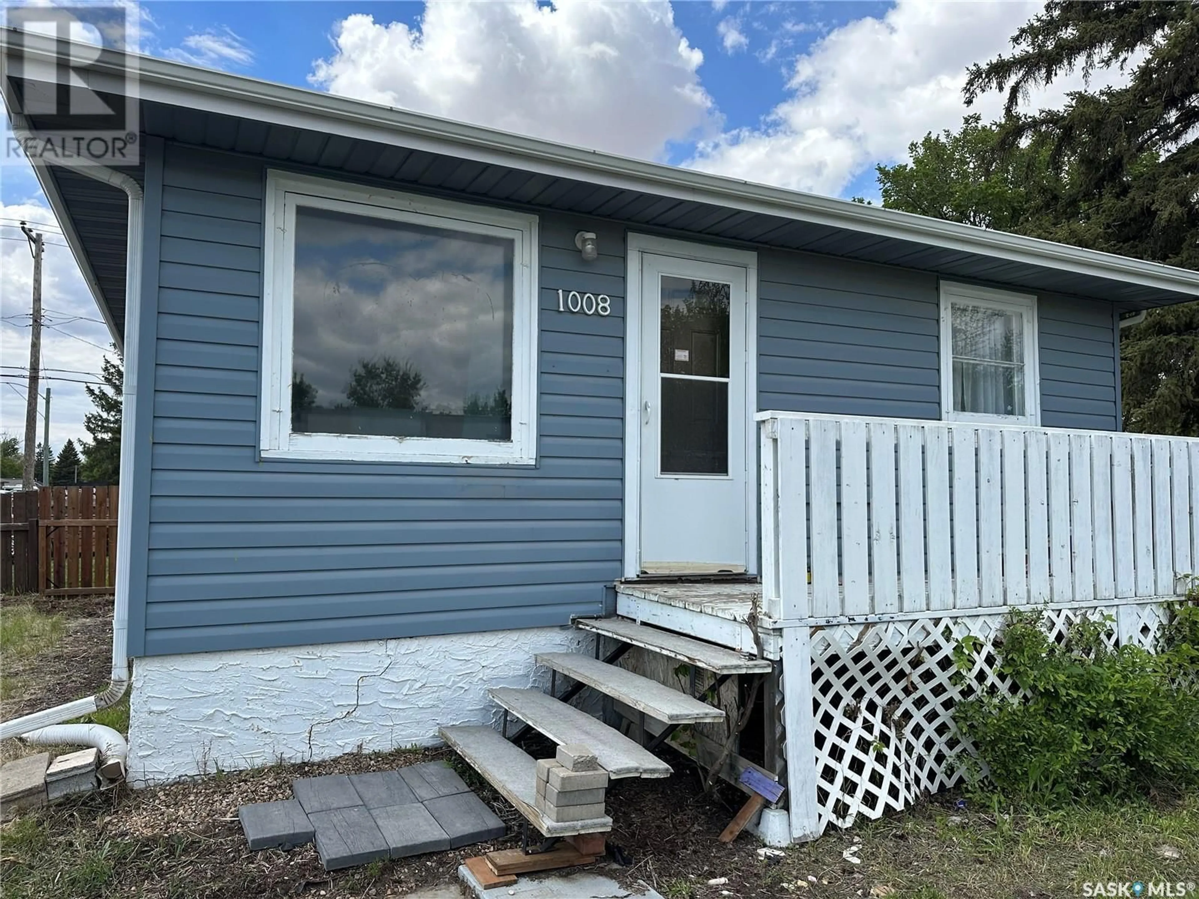 Home with vinyl exterior material, street for 1008 9TH AVENUE, Moose Jaw Saskatchewan S6H4J5