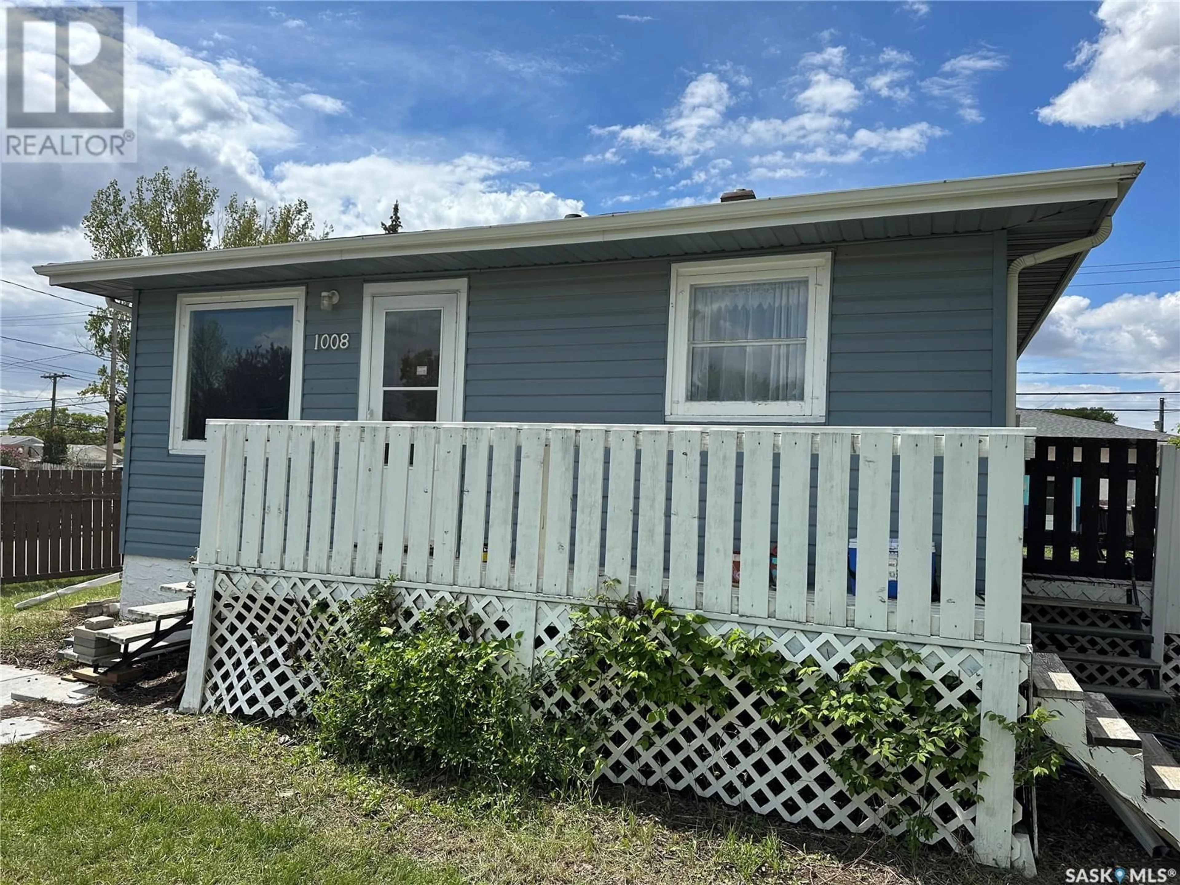 Home with vinyl exterior material, street for 1008 9TH AVENUE, Moose Jaw Saskatchewan S6H4J5