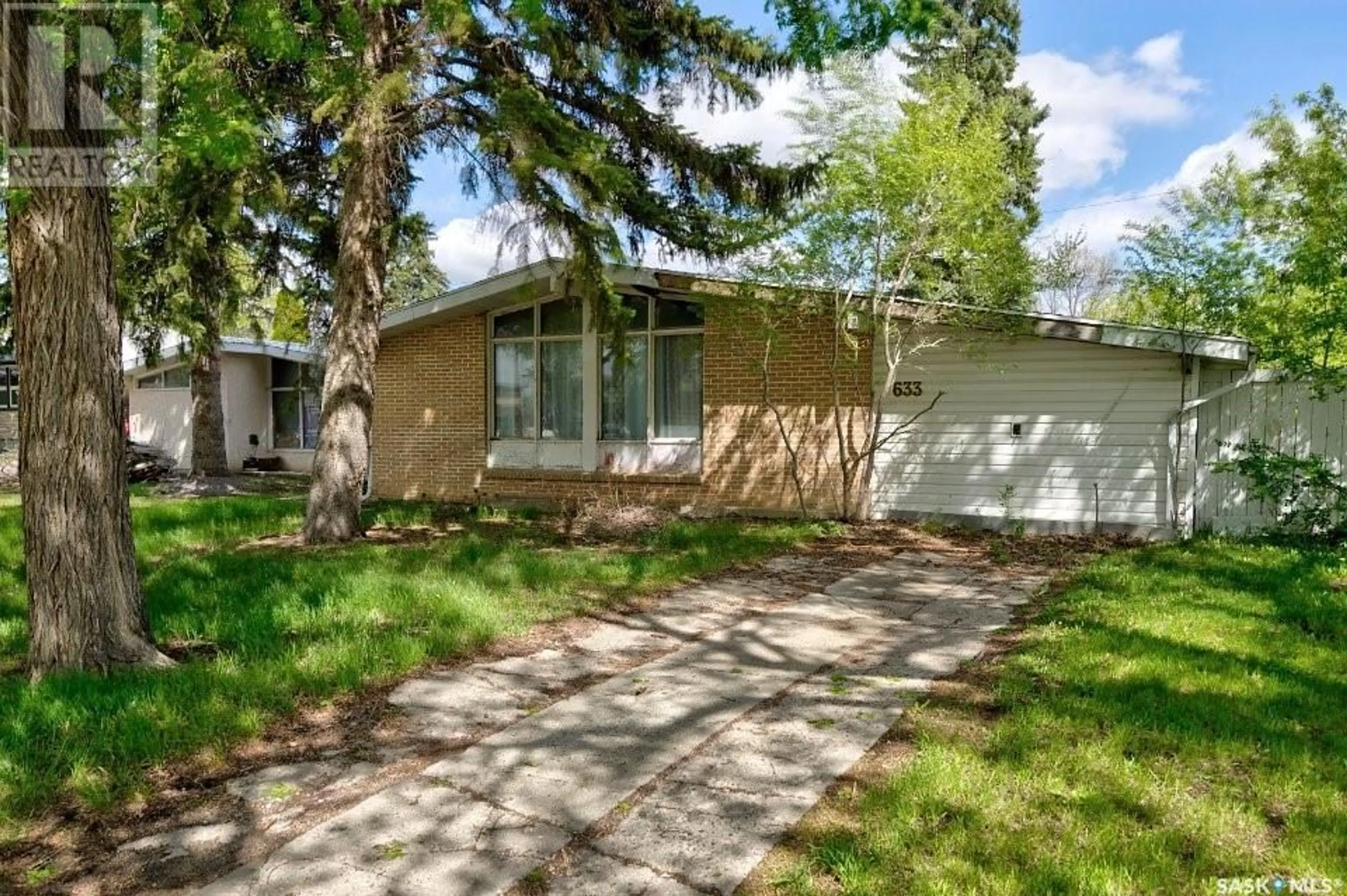 Home with vinyl exterior material, street for 633 ROYAL STREET, Regina Saskatchewan S4T4Z3