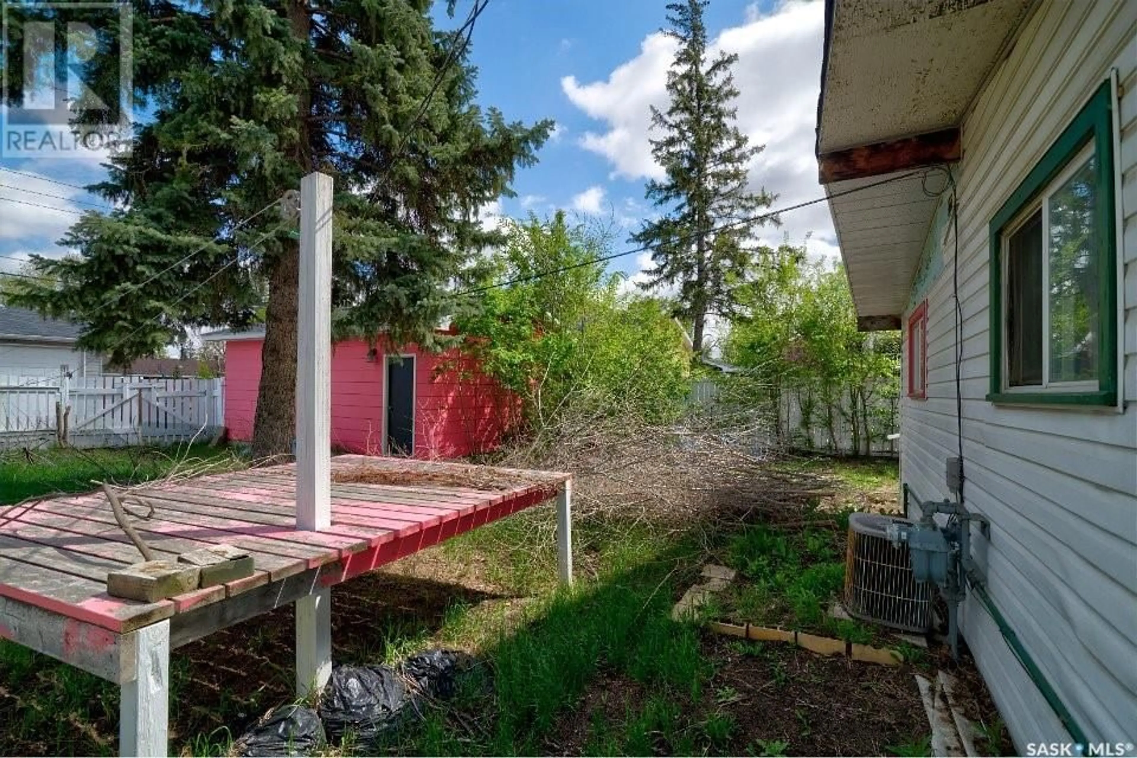 Patio, street for 633 ROYAL STREET, Regina Saskatchewan S4T4Z3