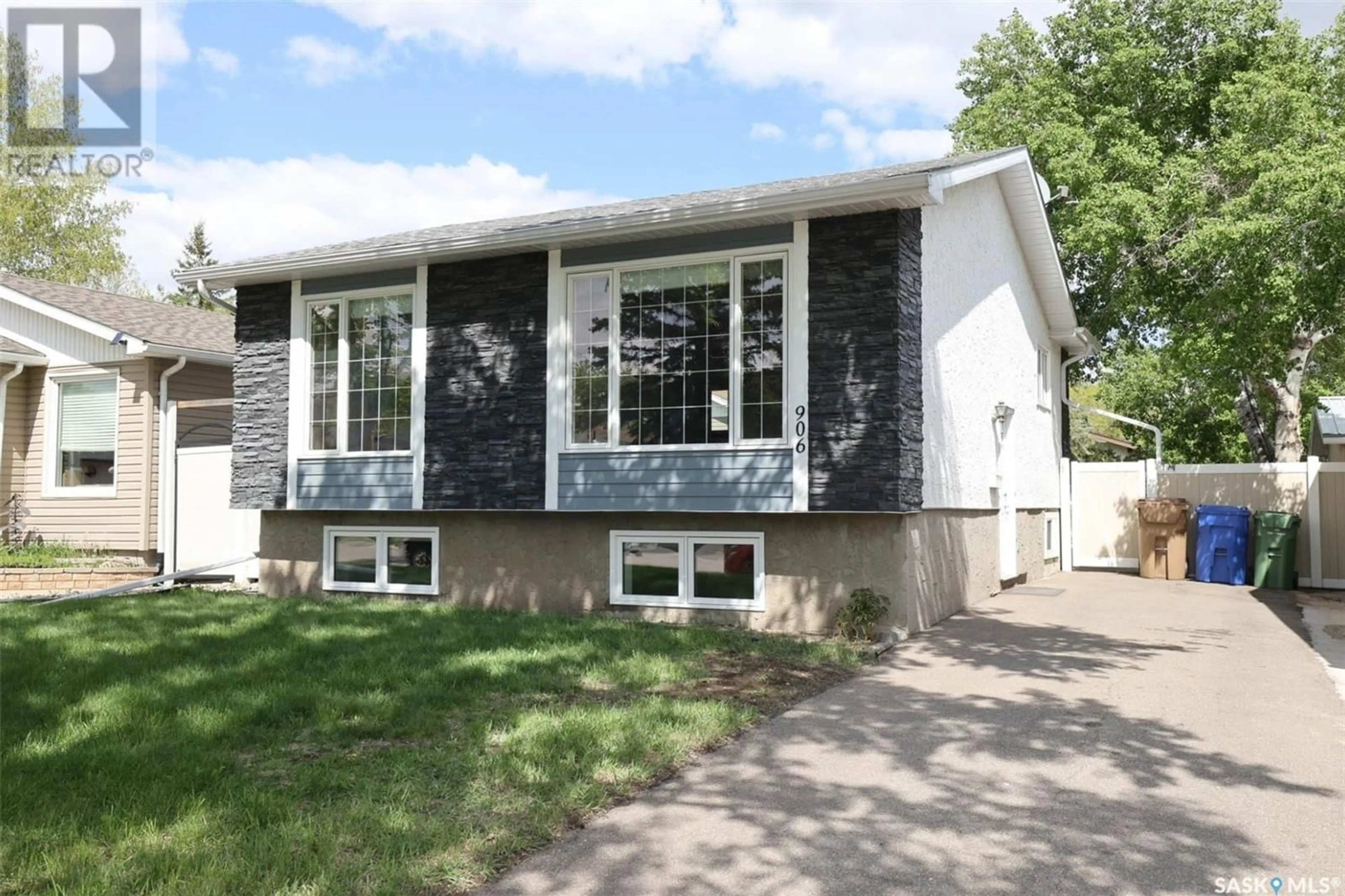 Home with vinyl exterior material, street for 906 DOWNEY CRESCENT, Regina Saskatchewan S4N5V1