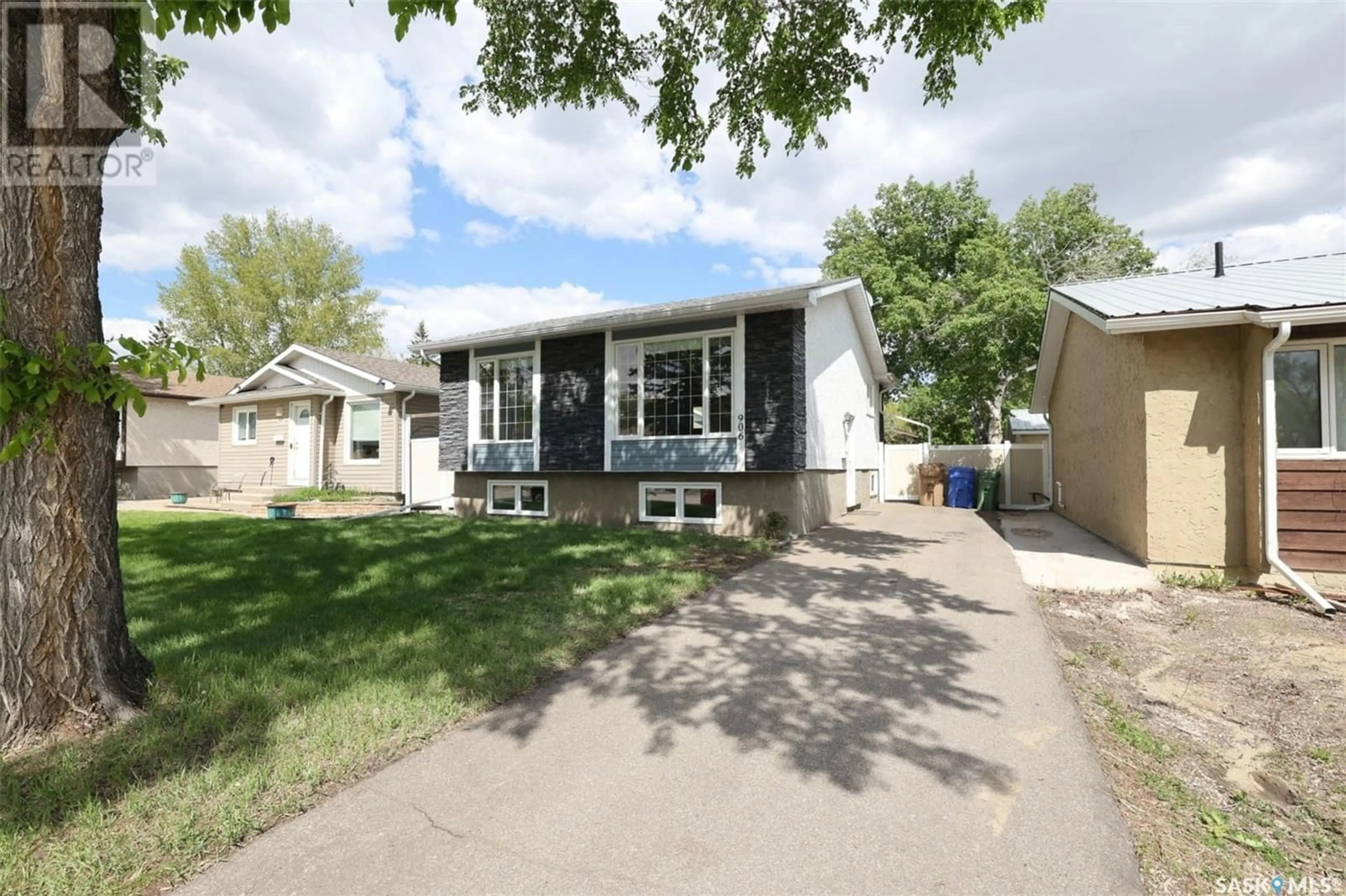 Home with vinyl exterior material, street for 906 DOWNEY CRESCENT, Regina Saskatchewan S4N5V1