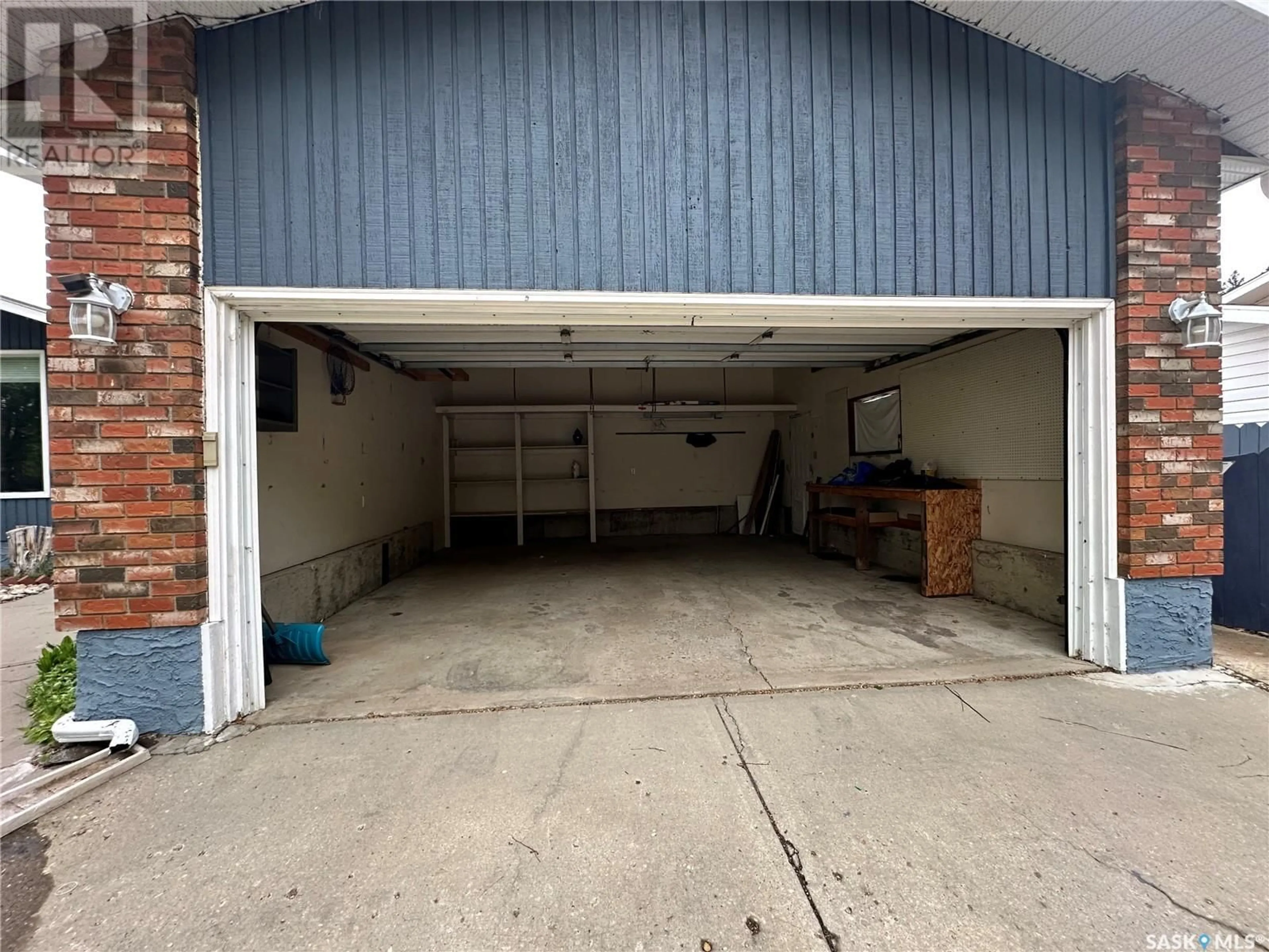 Indoor garage for 10716 MEIGHEN CRESCENT, North Battleford Saskatchewan S9A3L1