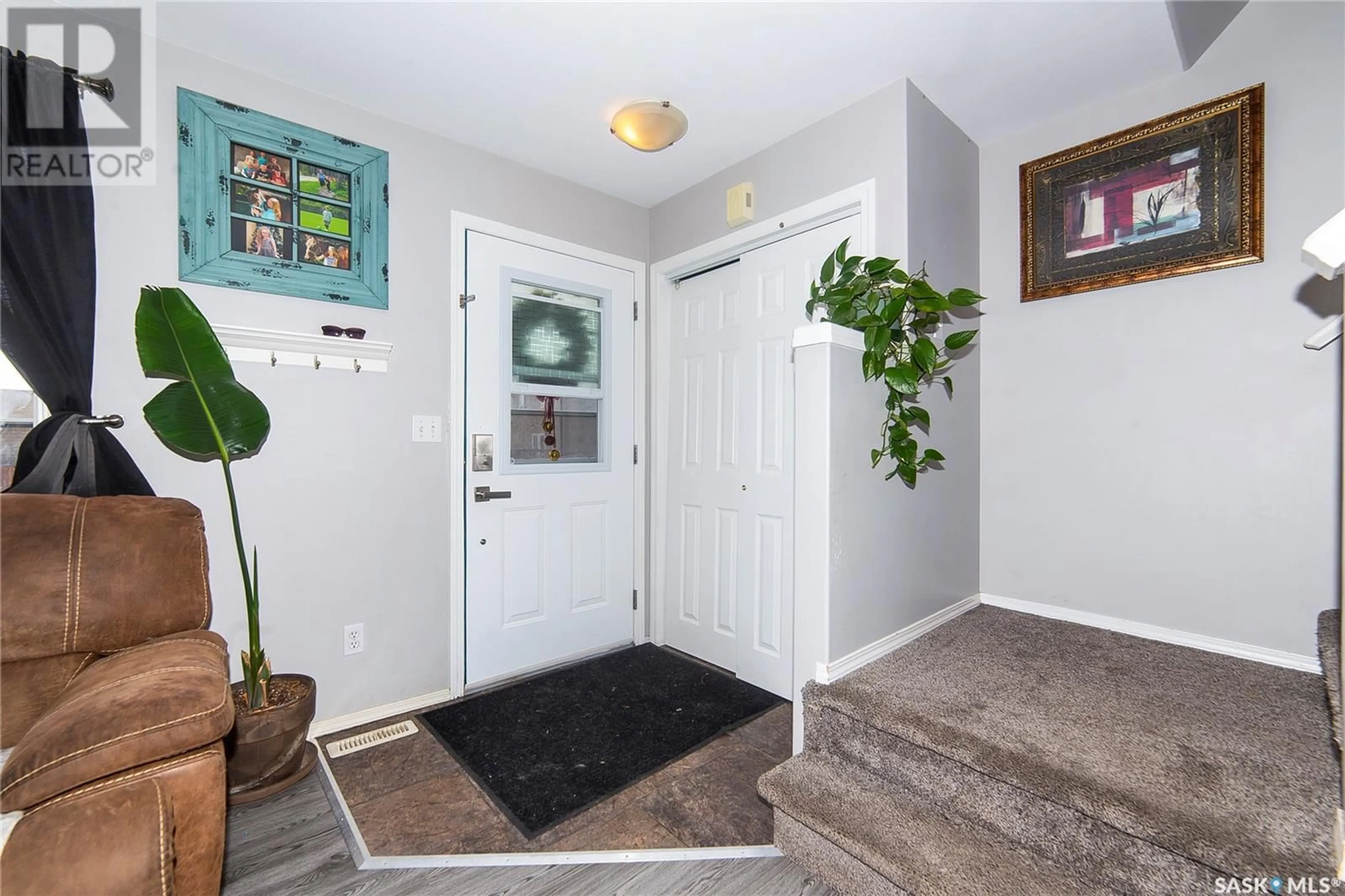 Indoor entryway for 303 RUTHERFORD CRESCENT, Saskatoon Saskatchewan S7N4X5