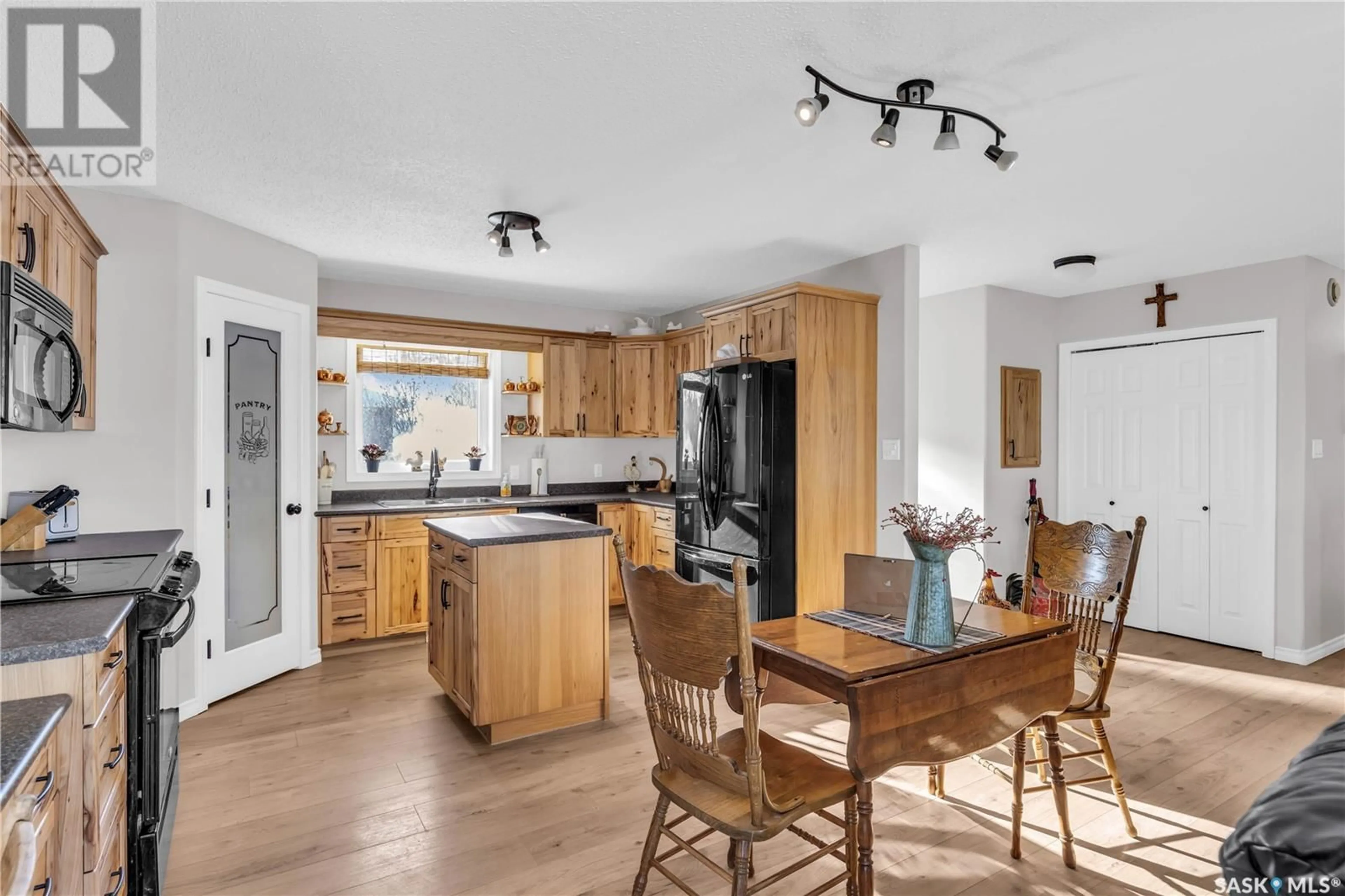 Open concept kitchen, unknown for 18 1ST STREET, Baldwinton Saskatchewan S0M0B0