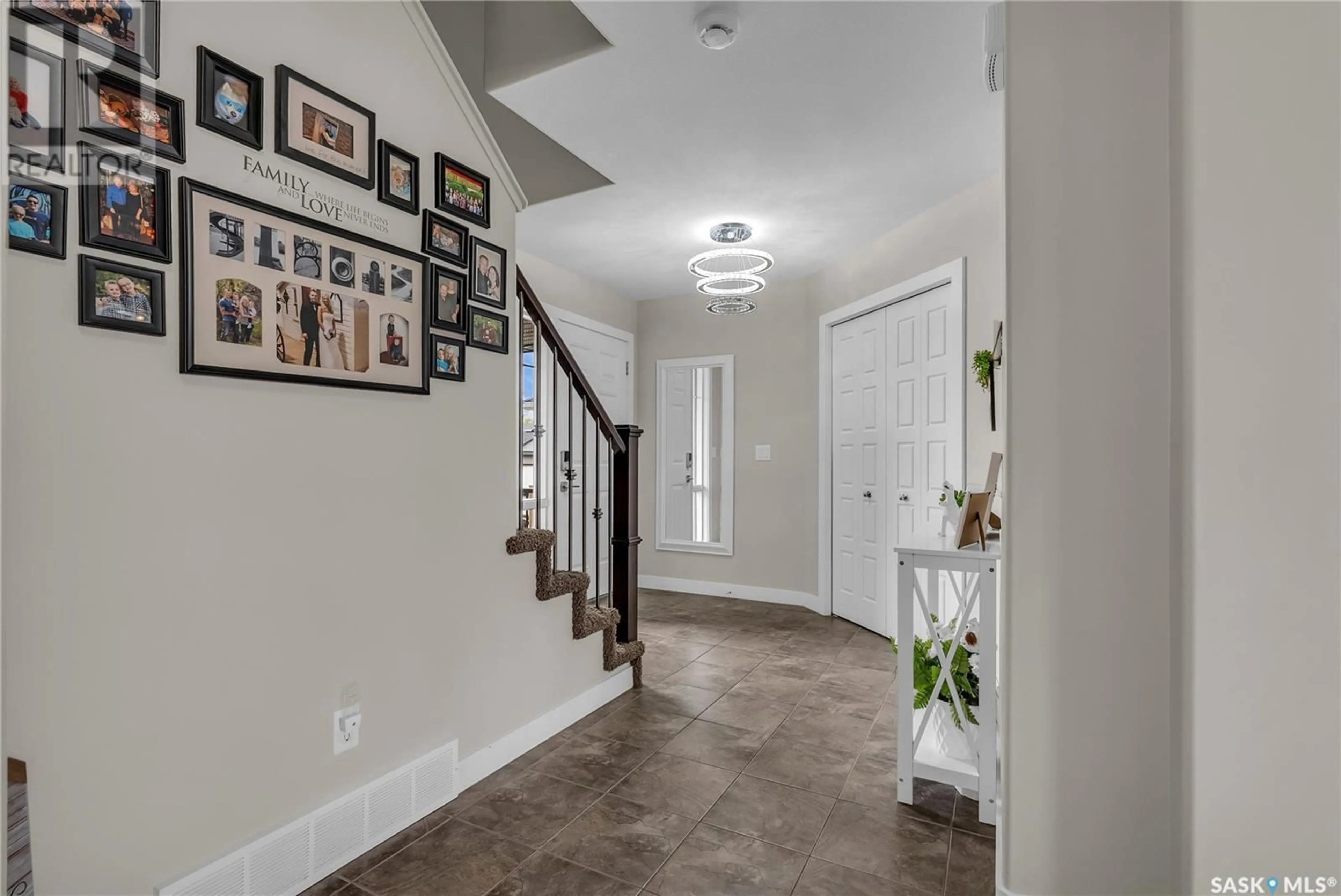 Indoor entryway for 467 LEHRER MANOR, Saskatoon Saskatchewan S7R0J3