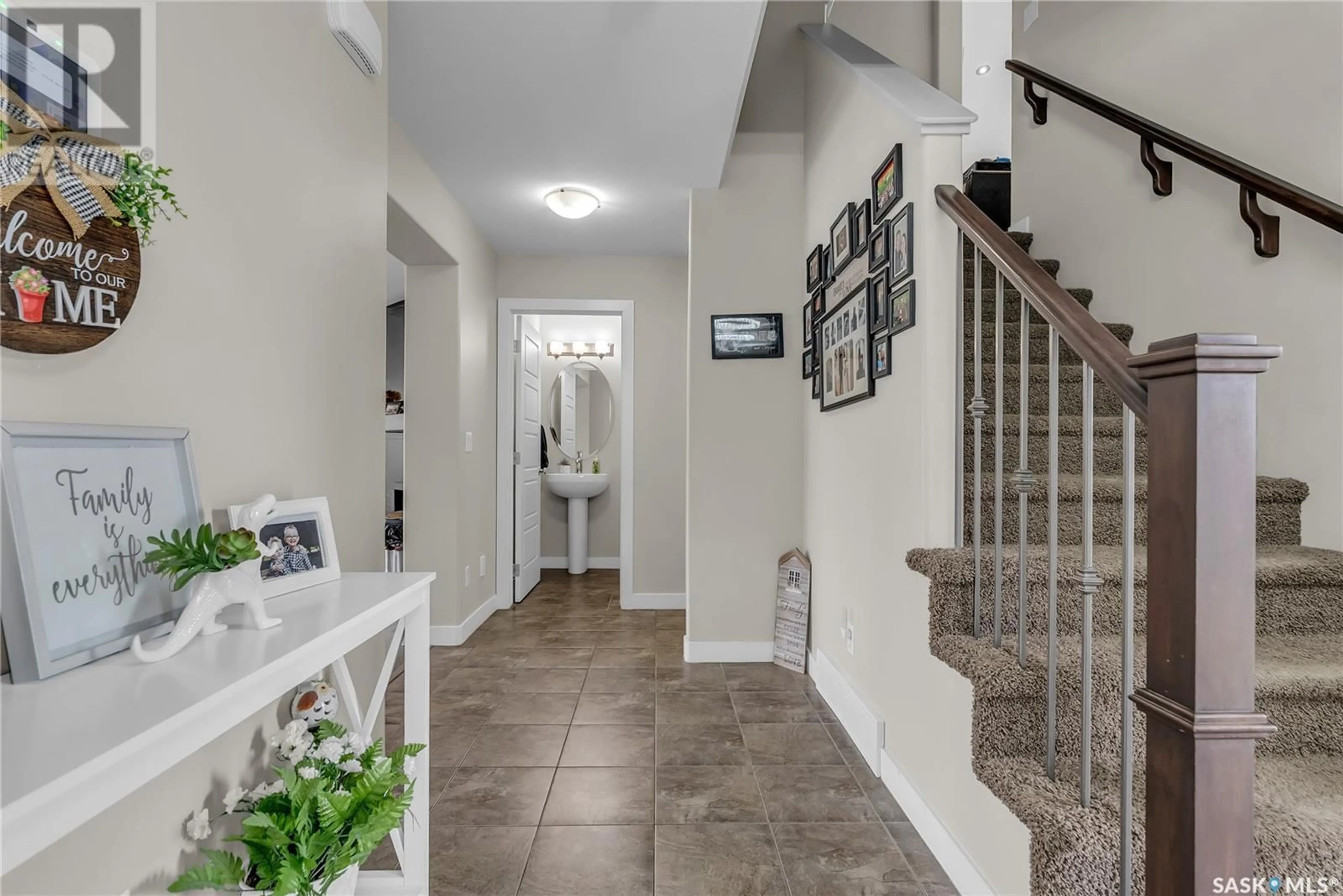 Indoor entryway for 467 LEHRER MANOR, Saskatoon Saskatchewan S7R0J3
