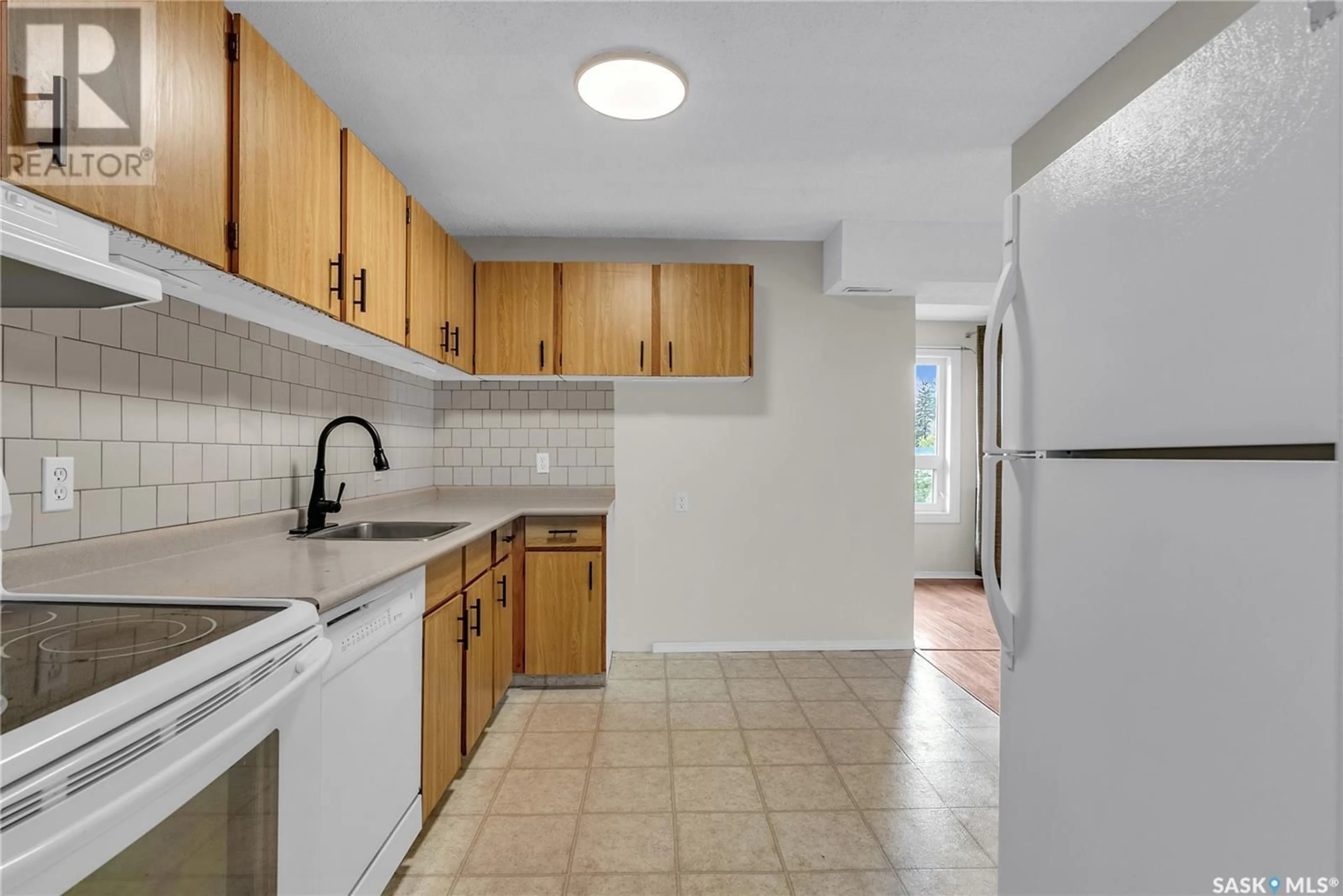 Standard kitchen, ceramic/tile floor for 510 - 522 PRAIRIE AVENUE, Saskatoon Saskatchewan S7N2V4