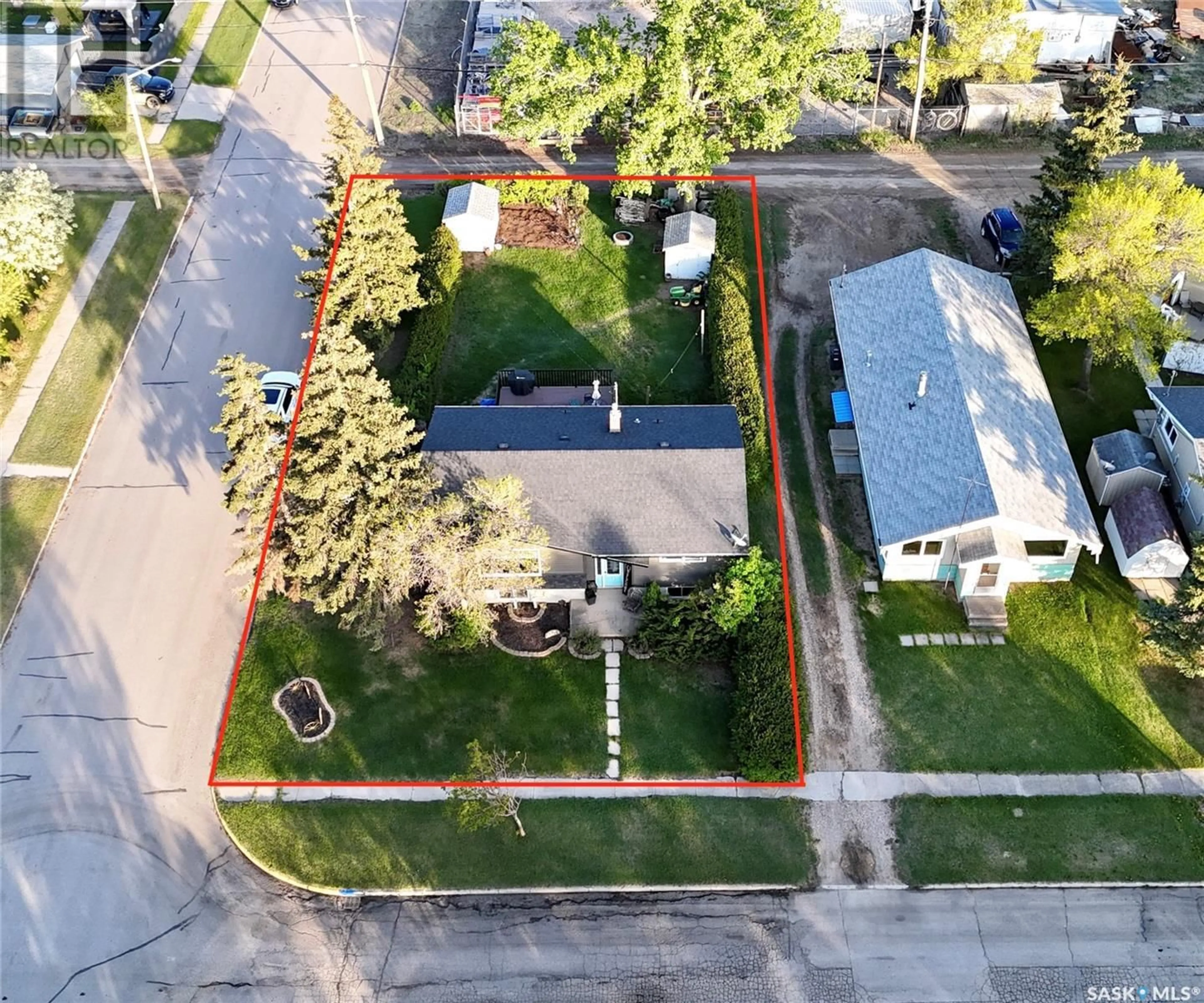 A pic from outside/outdoor area/front of a property/back of a property/a pic from drone, street for 122 HAMILTON STREET, Davidson Saskatchewan S0G1A0