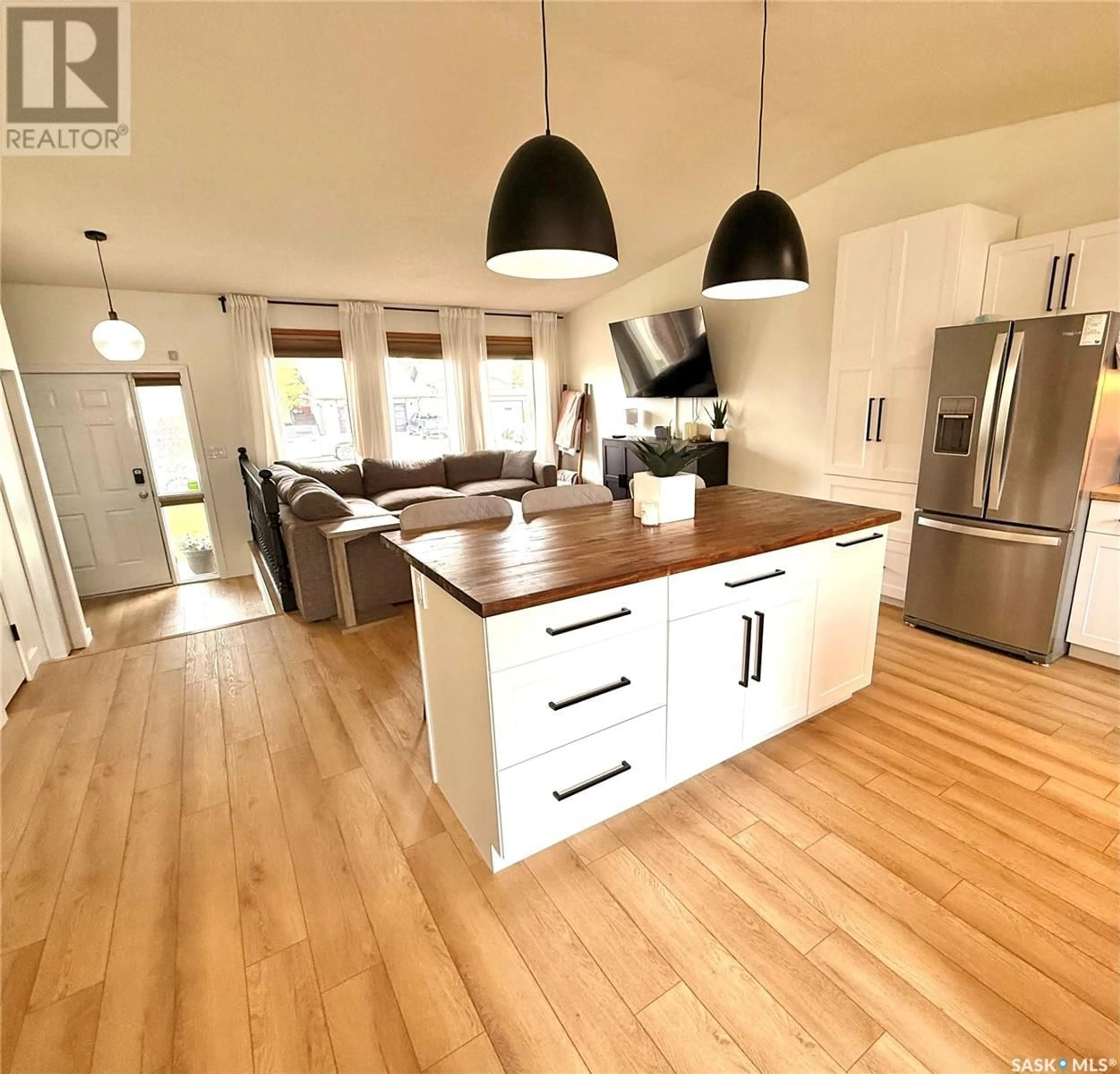 Open concept kitchen, wood/laminate floor for 435 CURRY CRESCENT, Swift Current Saskatchewan S9H4X3