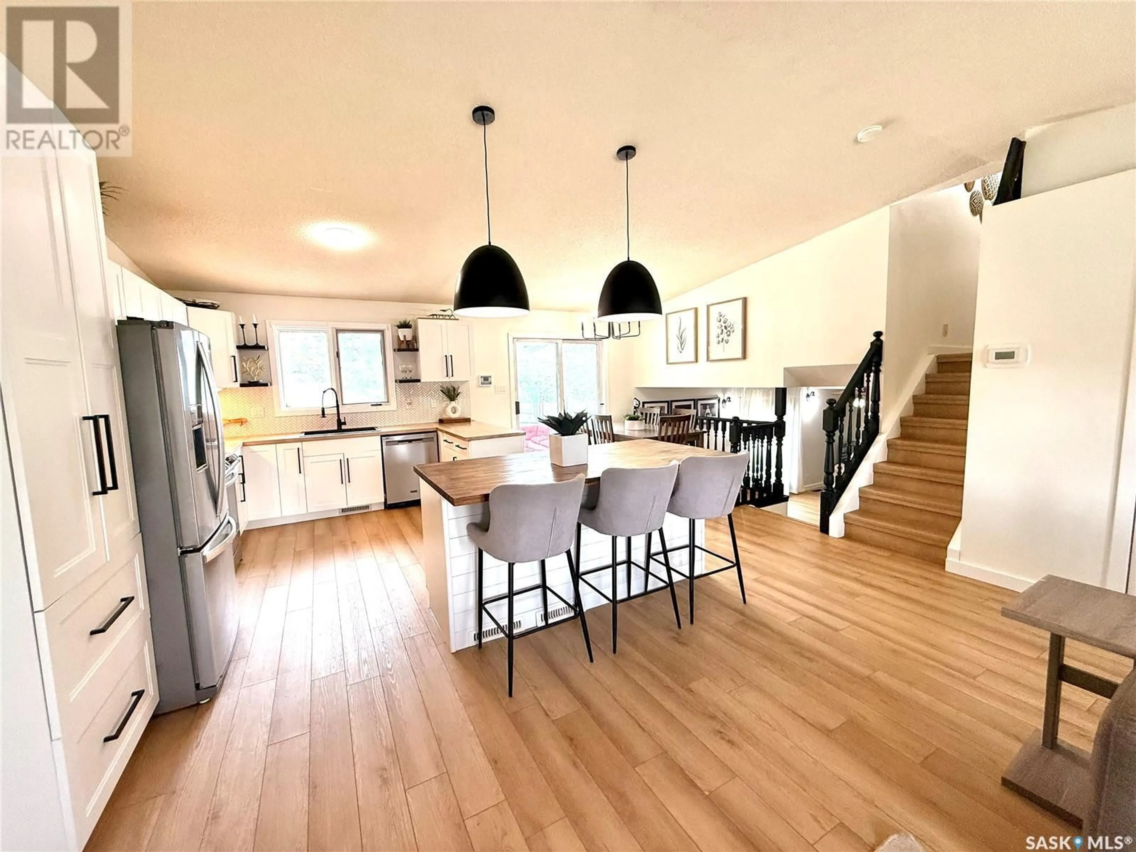 Open concept kitchen, wood/laminate floor for 435 CURRY CRESCENT, Swift Current Saskatchewan S9H4X3