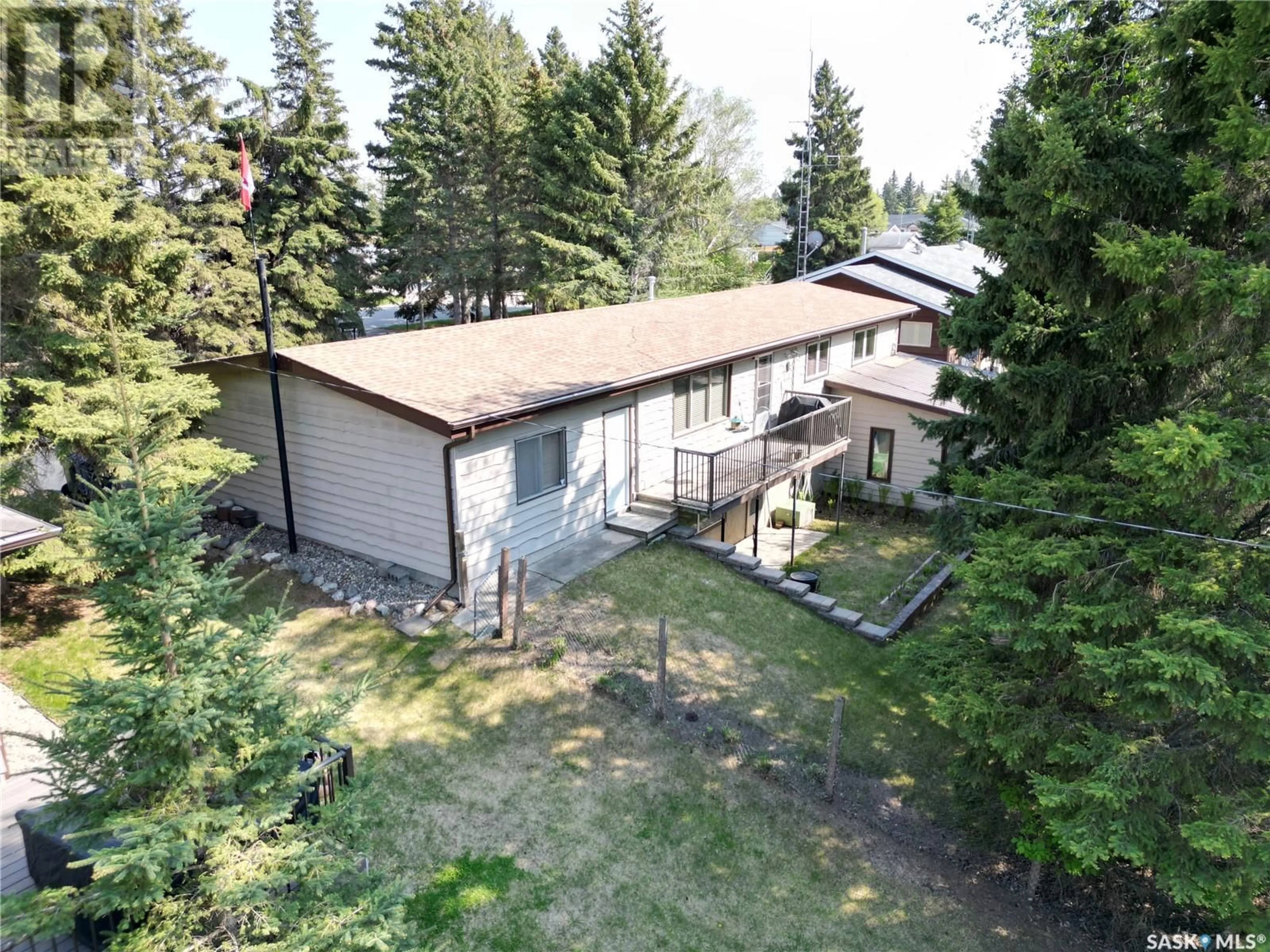 A pic from outside/outdoor area/front of a property/back of a property/a pic from drone, unknown for 400 MONTGOMERY DRIVE, Nipawin Saskatchewan S0E1E0