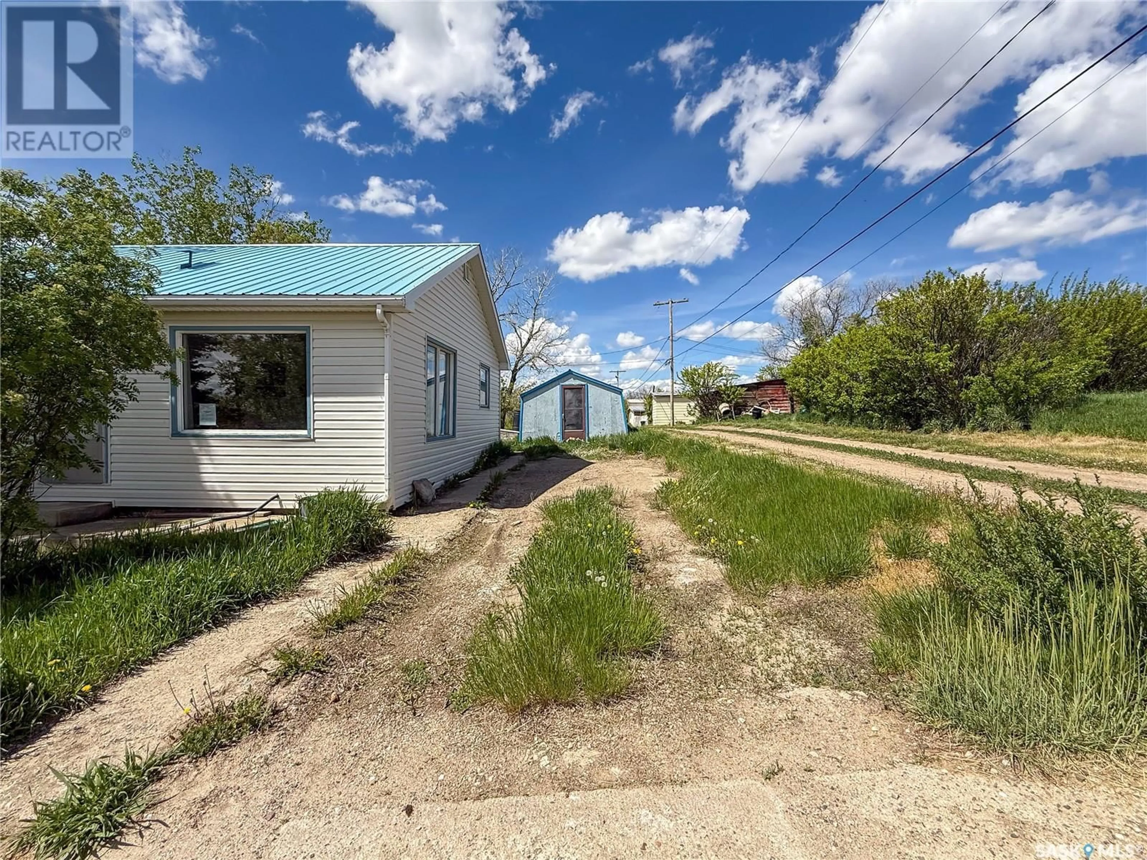 A pic from outside/outdoor area/front of a property/back of a property/a pic from drone, street for 110 WAYNE STREET, Abbey Saskatchewan S0N0A0