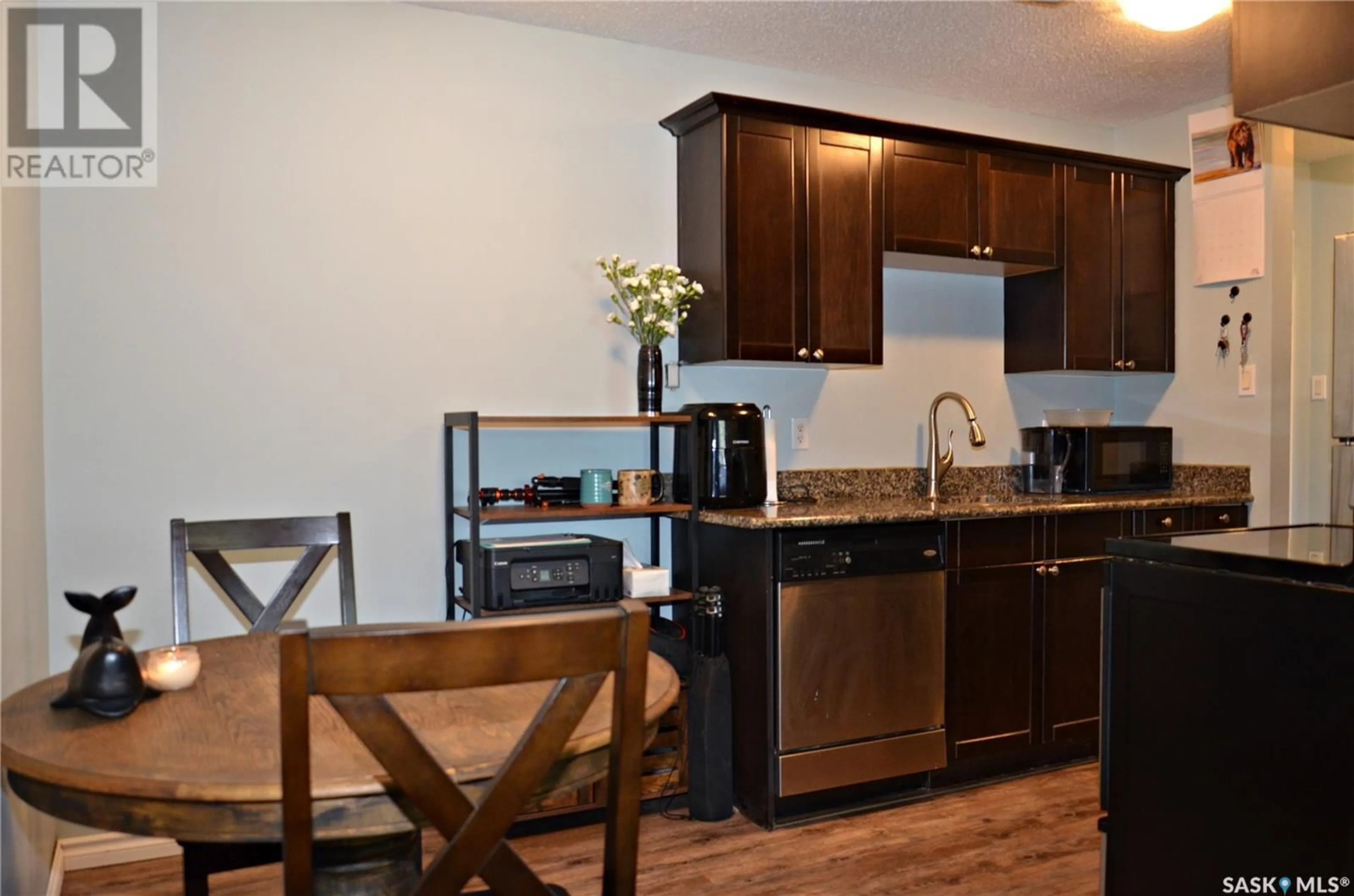 Standard kitchen, wood/laminate floor for 4 176 ACADIA COURT, Saskatoon Saskatchewan S7H4C4