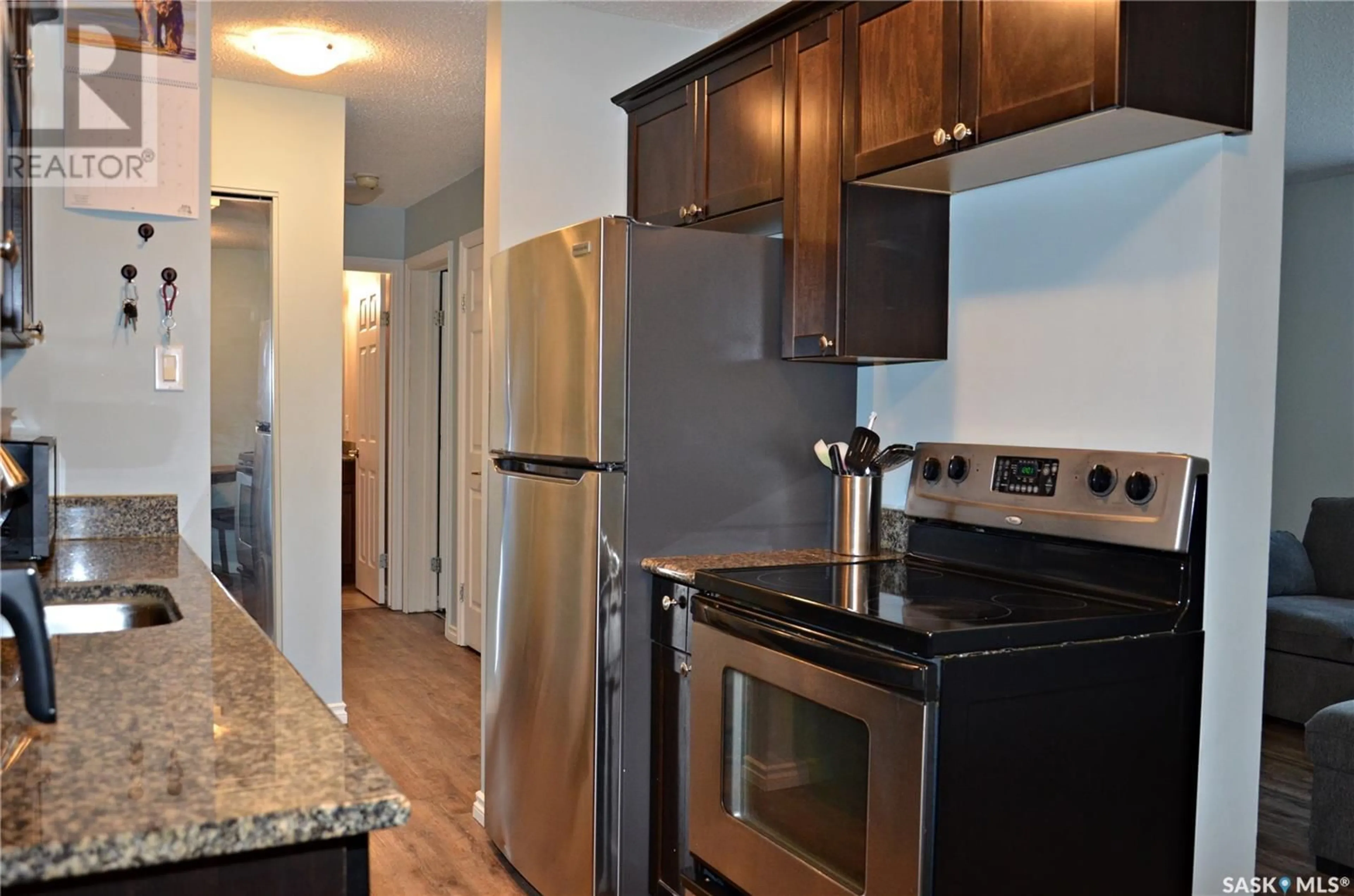 Standard kitchen, wood/laminate floor for 4 176 ACADIA COURT, Saskatoon Saskatchewan S7H4C4
