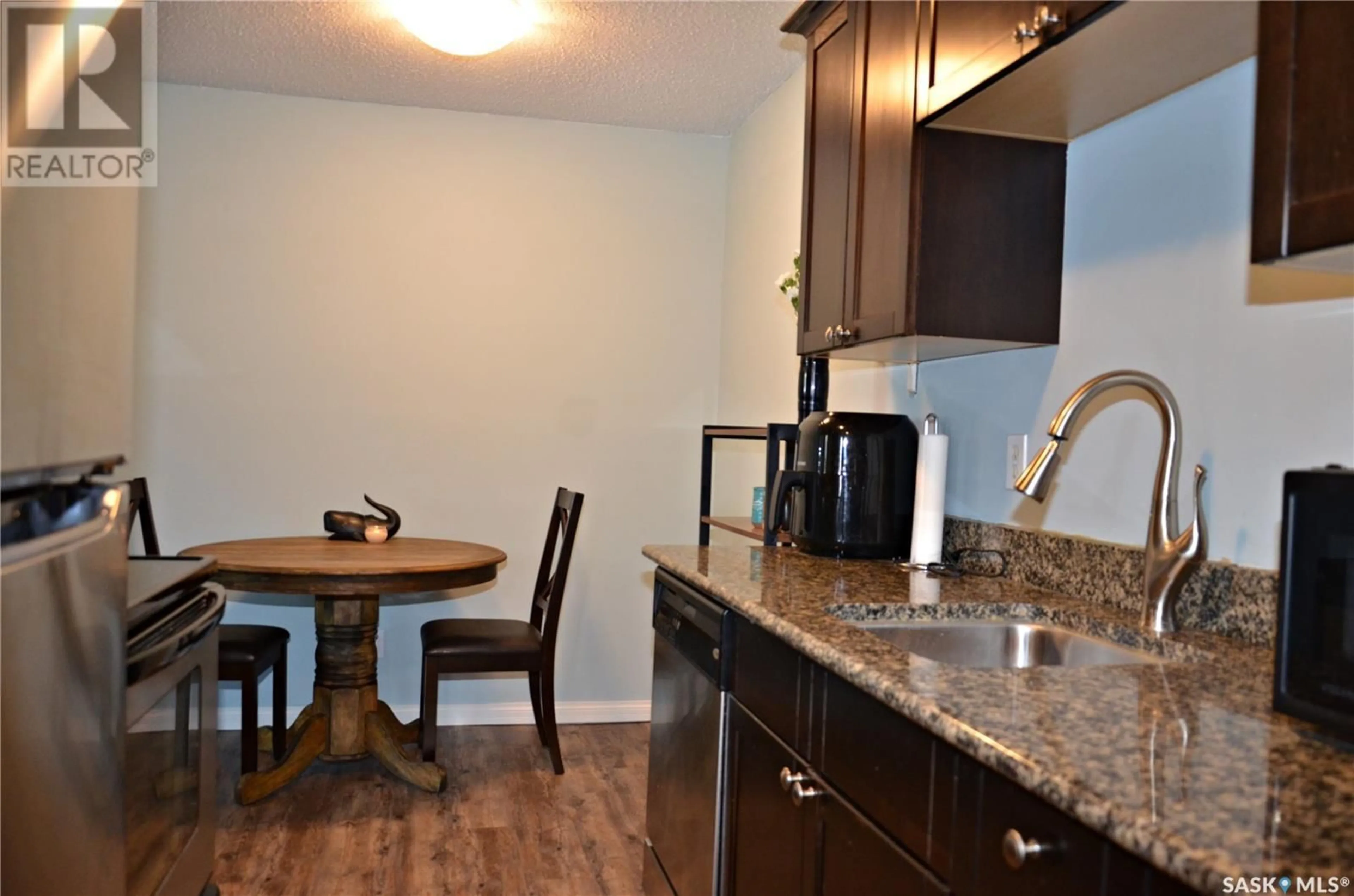 Standard kitchen, wood/laminate floor for 4 176 ACADIA COURT, Saskatoon Saskatchewan S7H4C4