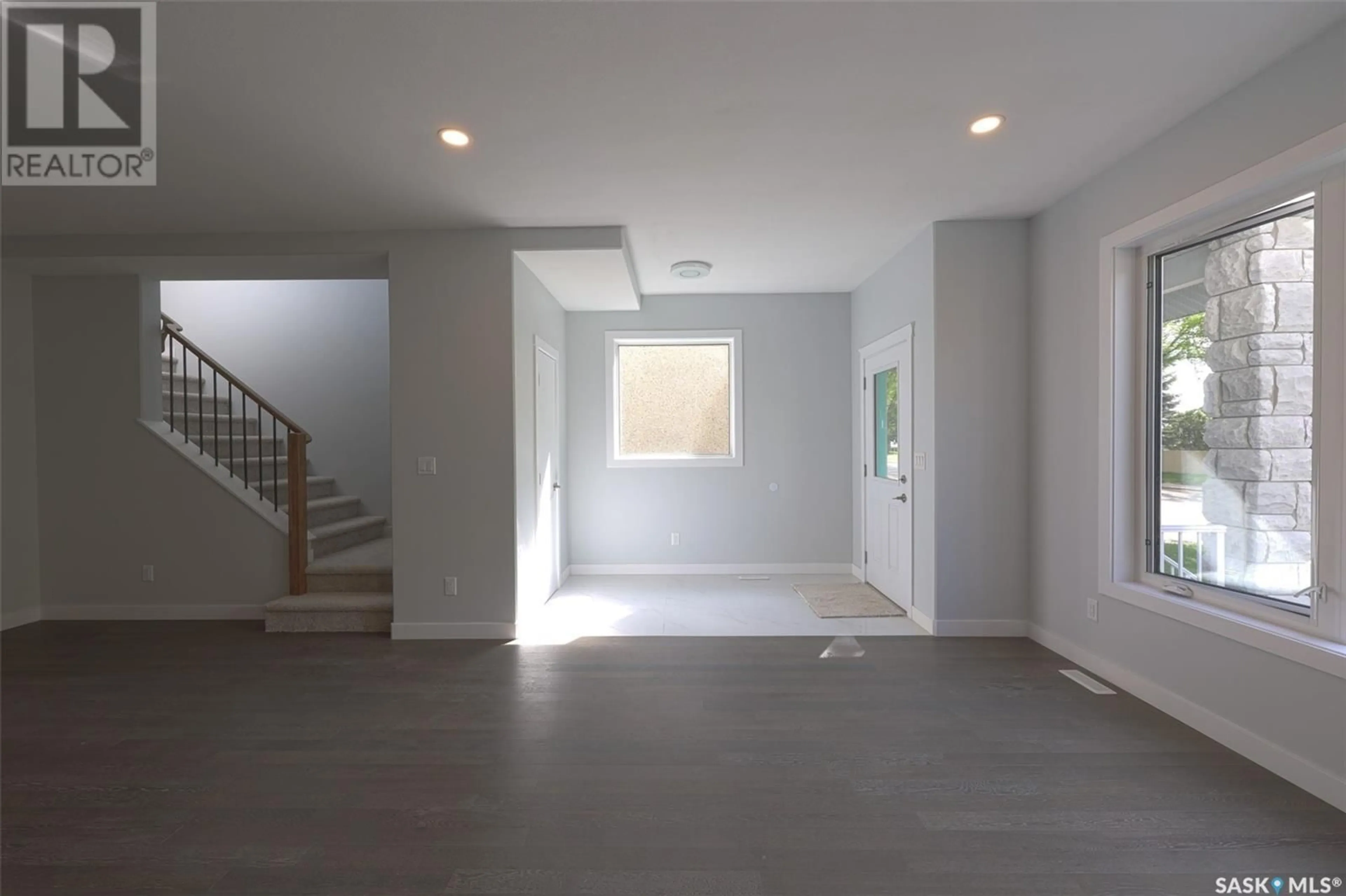 Indoor foyer for 29 SALISBURY DRIVE, Saskatoon Saskatchewan S7H3J2