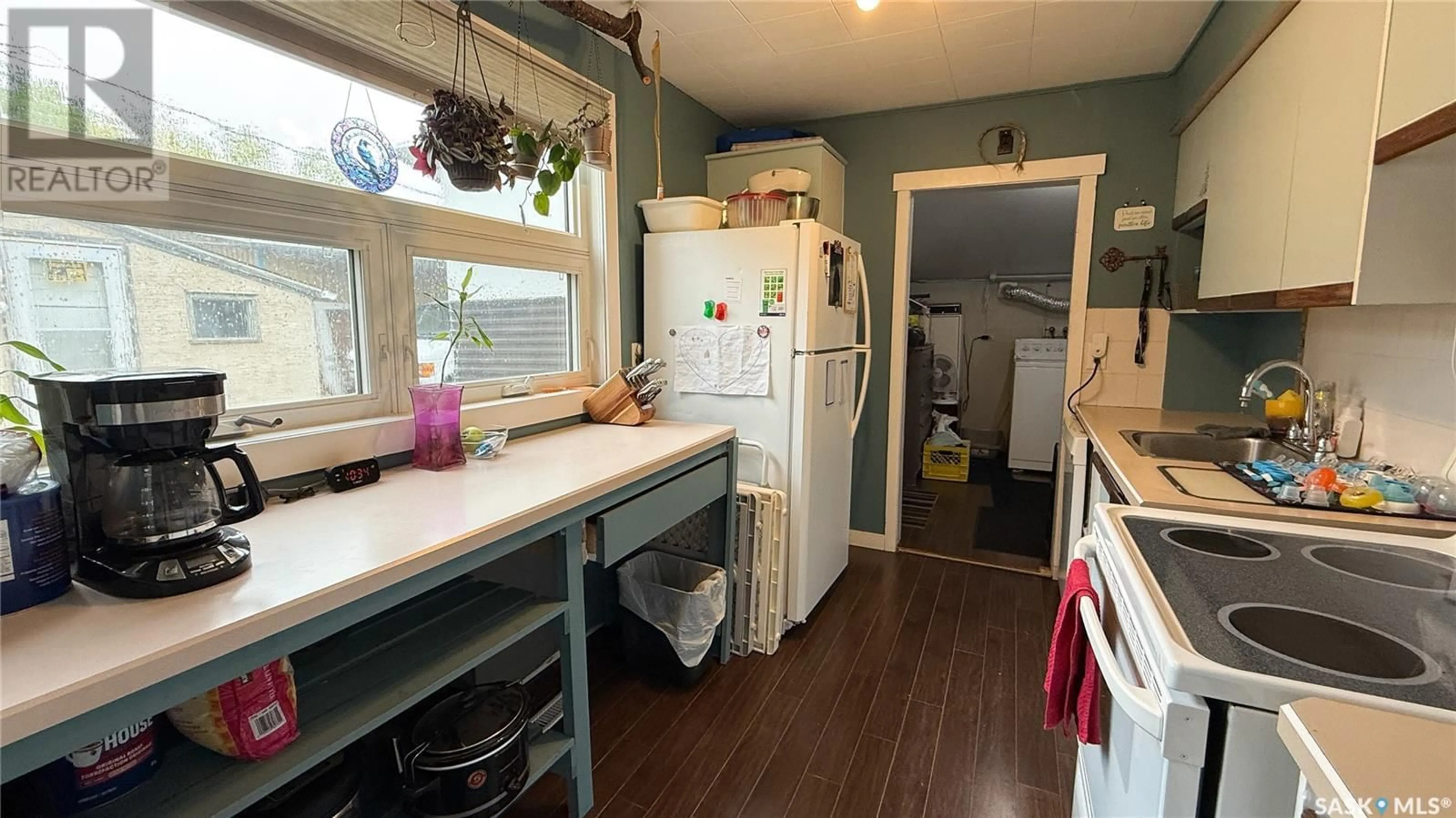 Standard kitchen, unknown for 737 7TH AVENUE, Regina Saskatchewan S4N0B2