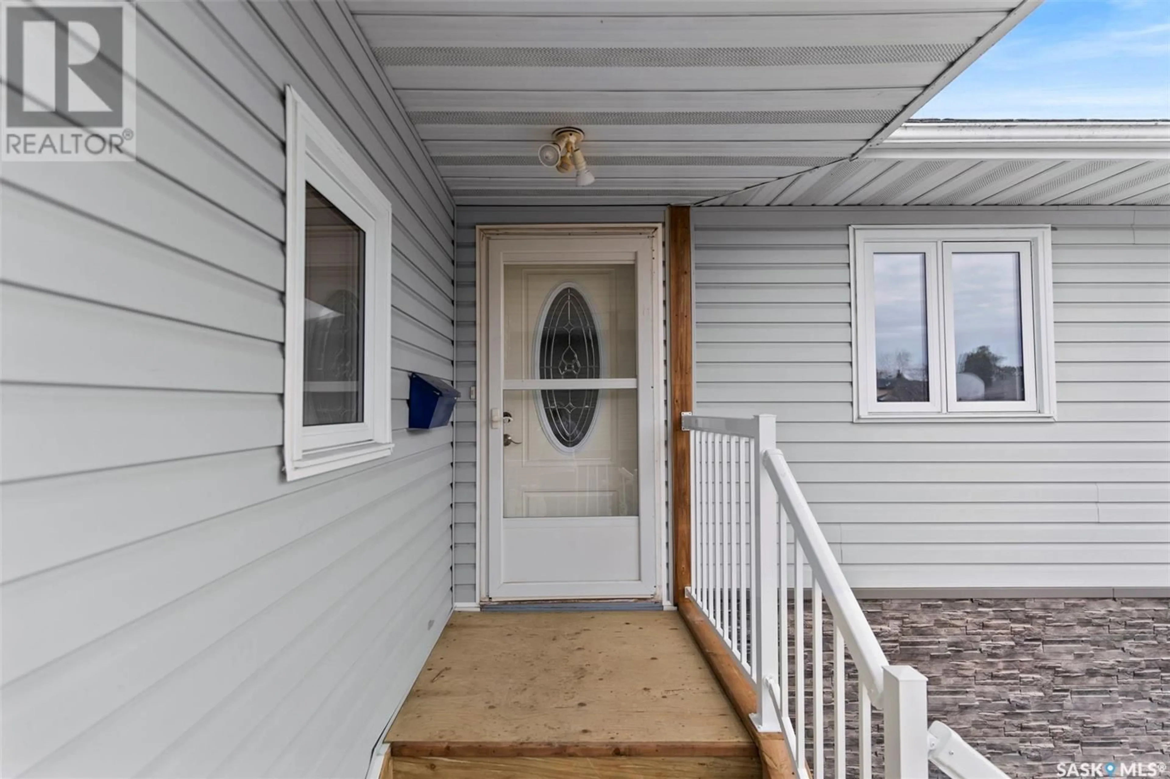 Indoor entryway for 143 GIRGULIS CRESCENT, Saskatoon Saskatchewan S7K6W8