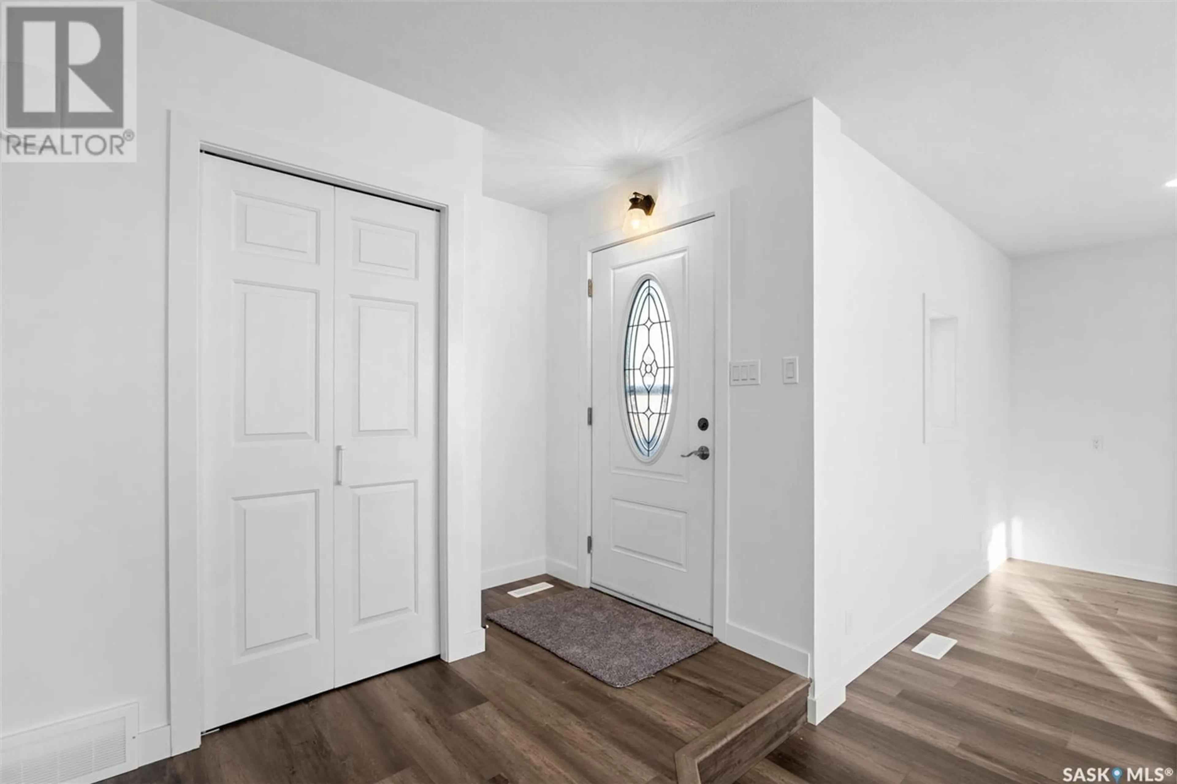 Indoor entryway for 143 GIRGULIS CRESCENT, Saskatoon Saskatchewan S7K6W8